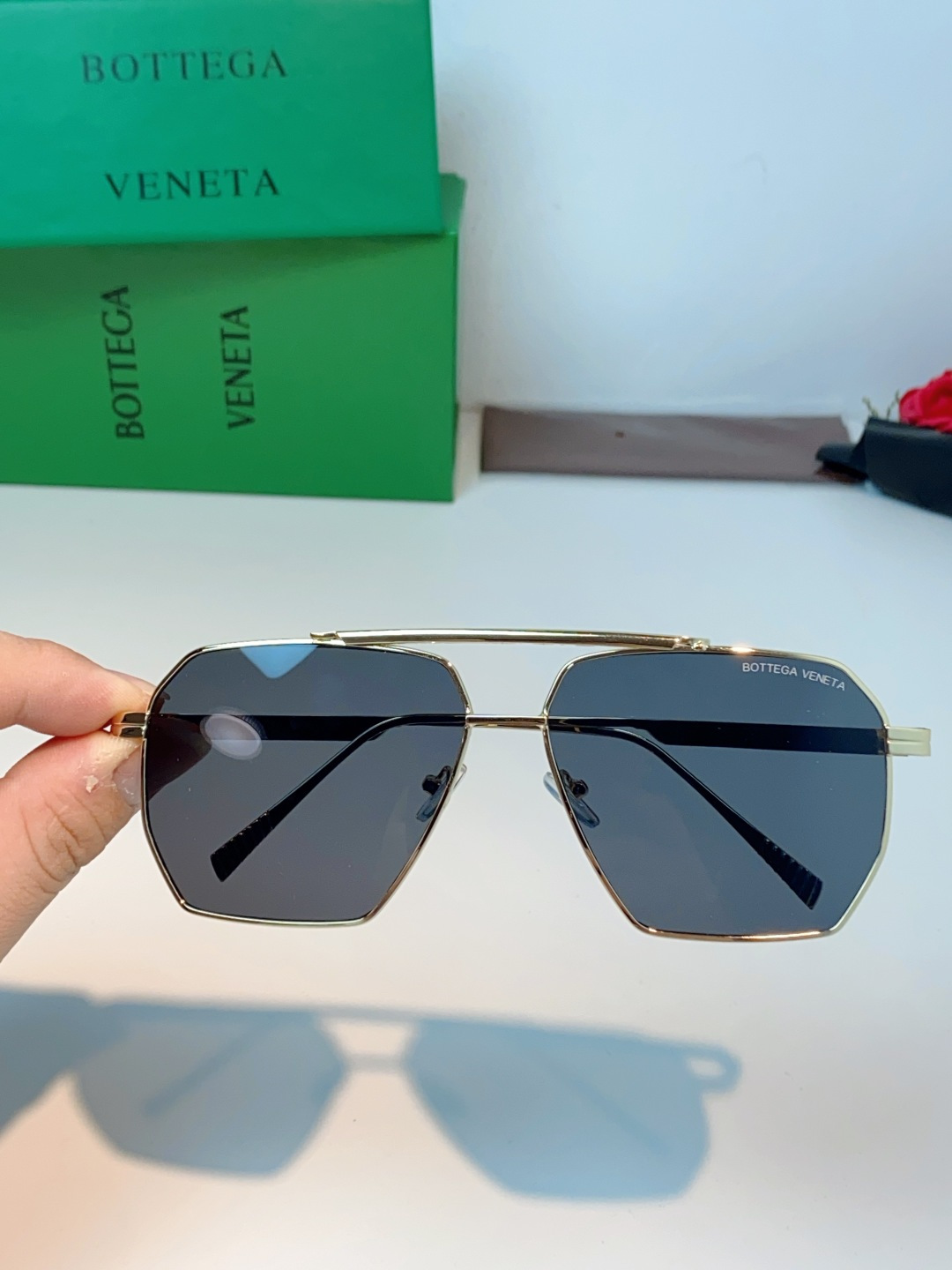 BOTTEGA VENETA宝缇嘉 2026新款金属飞行员款太阳镜，完美诠释了品牌标志性的极简主义美学。