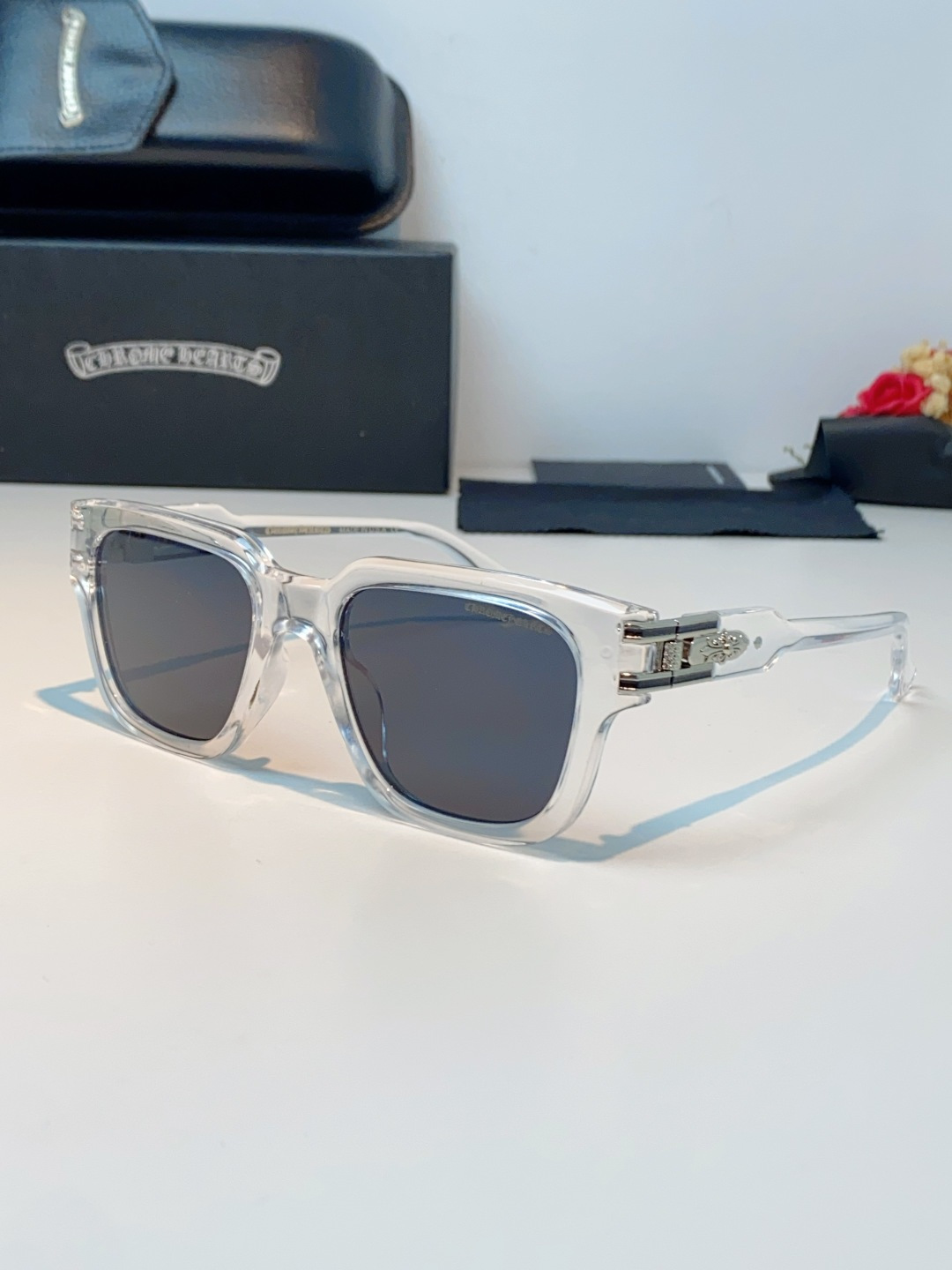 Chrome Hearts 克罗心 复古方框太阳镜，这副克罗心太阳镜，是美式街头奢华美学的标志性单品，也