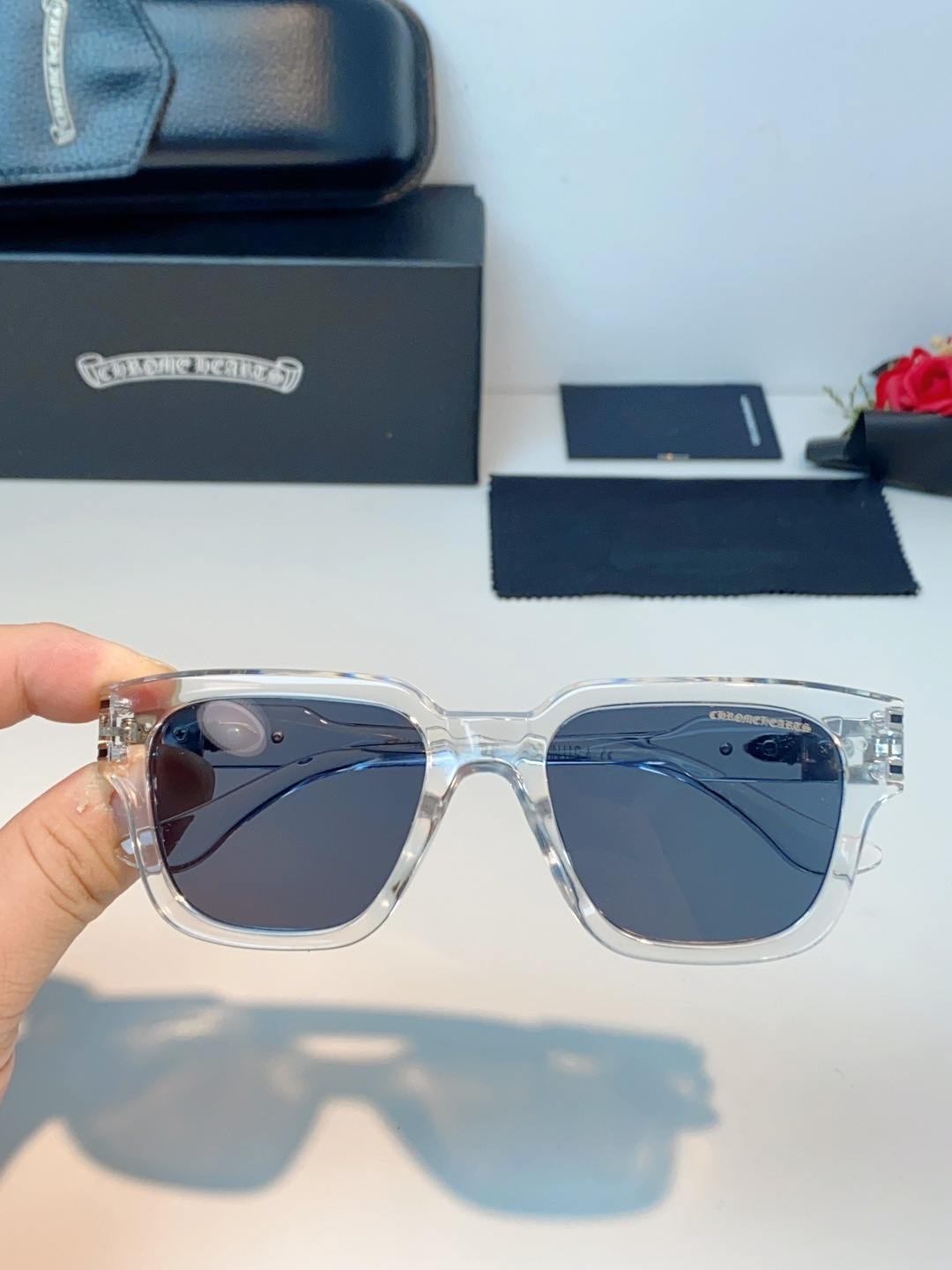 Chrome Hearts 克罗心 复古方框太阳镜，这副克罗心太阳镜，是美式街头奢华美学的标志性单品，也