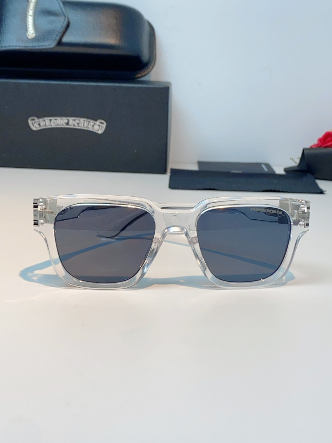 Chrome Hearts 克罗心 复古方框太阳镜，这副克罗心太阳镜，是美式街头奢华美学的标志性单品，也