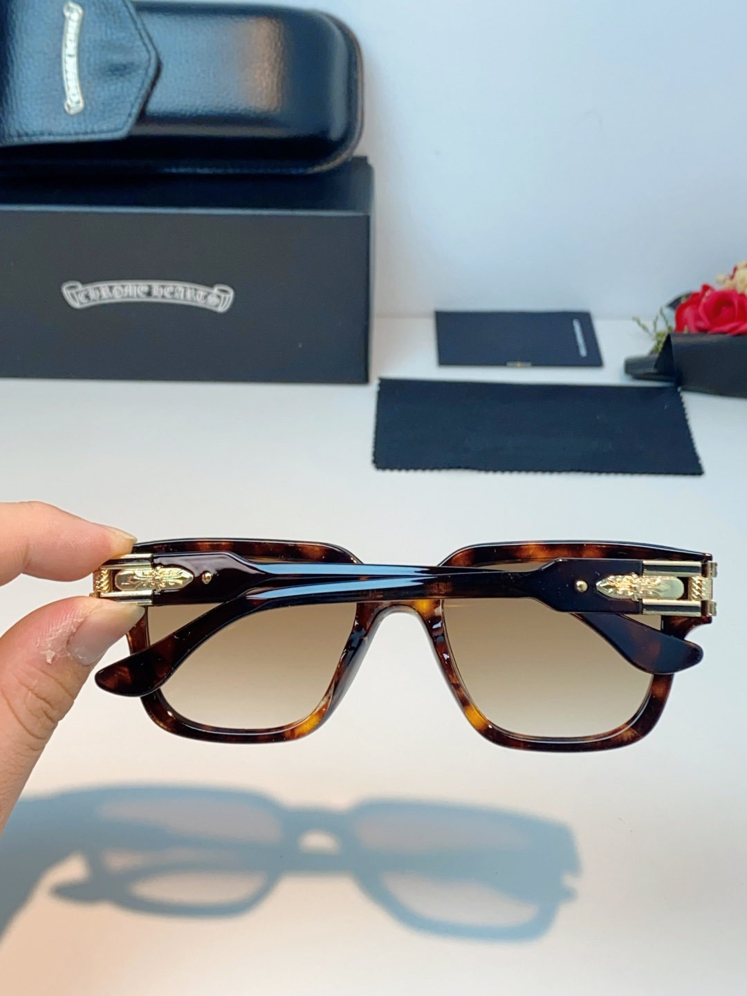 Chrome Hearts 克罗心 复古方框太阳镜，这副克罗心太阳镜，是美式街头奢华美学的标志性单品，也