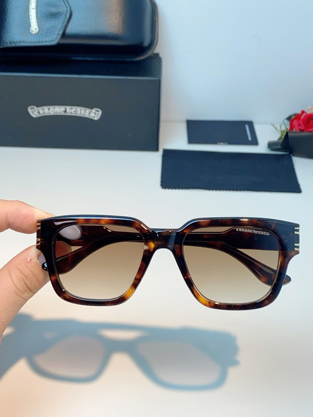 Chrome Hearts 克罗心 复古方框太阳镜，这副克罗心太阳镜，是美式街头奢华美学的标志性单品，也