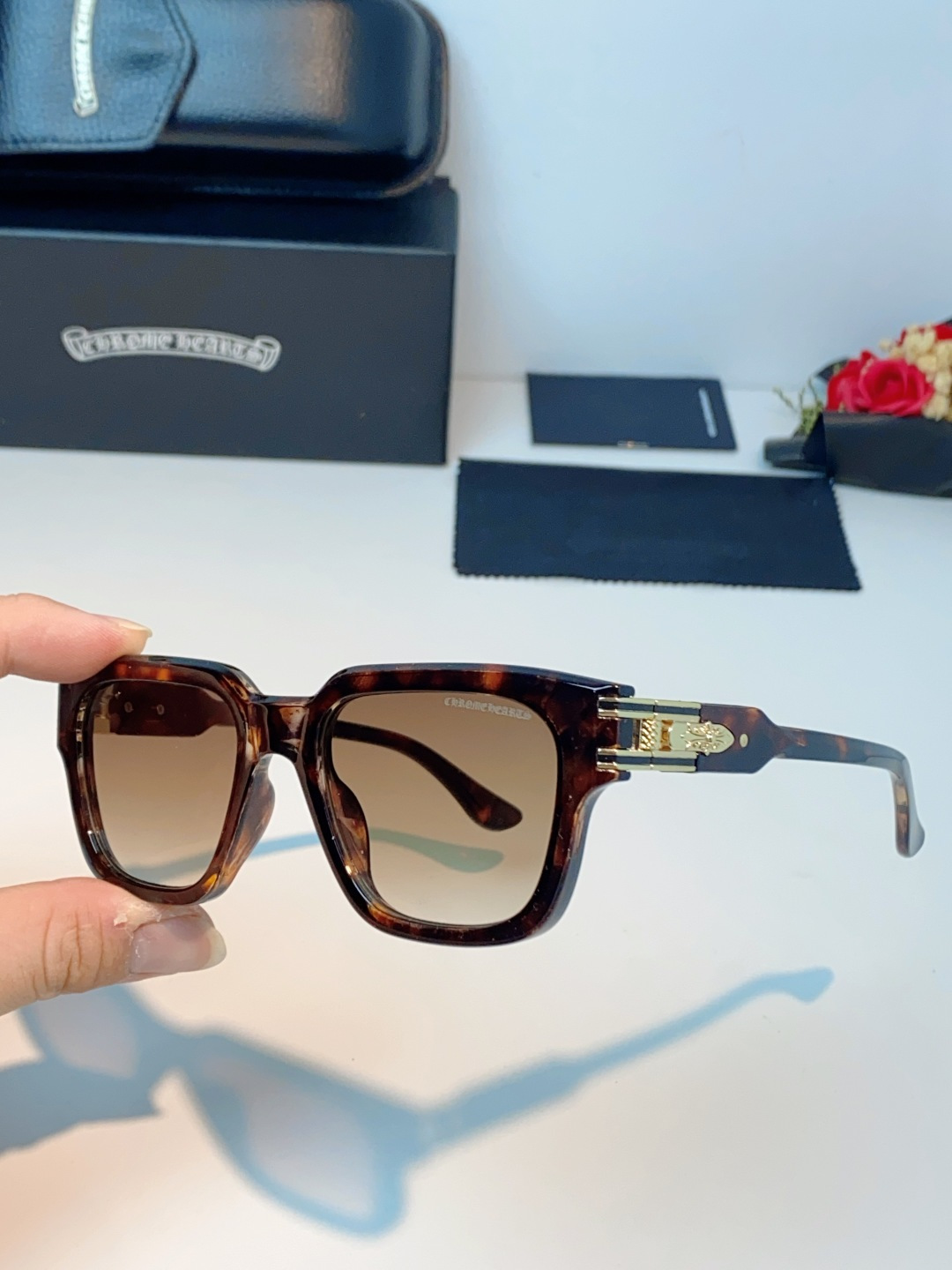 Chrome Hearts 克罗心 复古方框太阳镜，这副克罗心太阳镜，是美式街头奢华美学的标志性单品，也