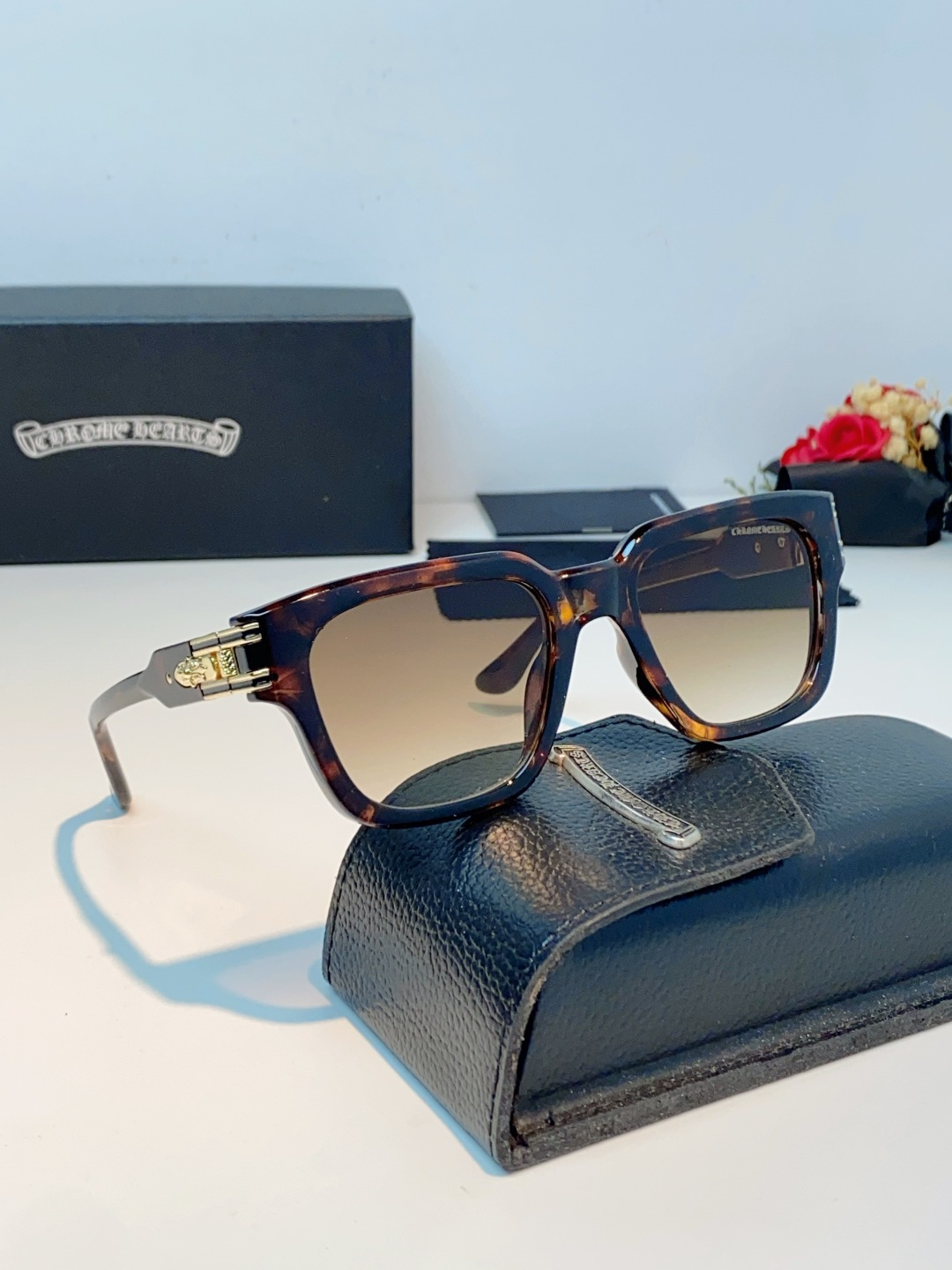 Chrome Hearts 克罗心 复古方框太阳镜，这副克罗心太阳镜，是美式街头奢华美学的标志性单品，也