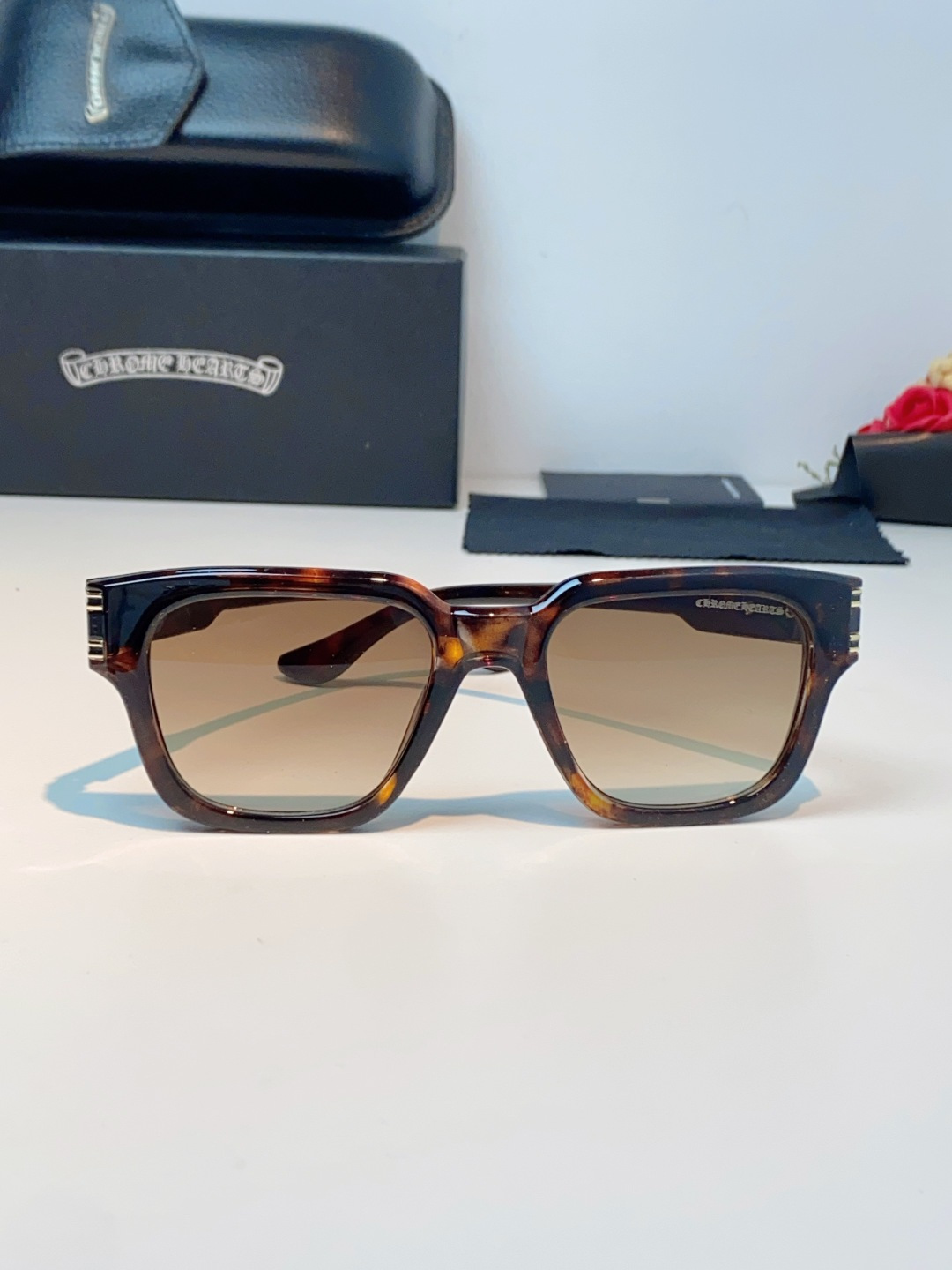 Chrome Hearts 克罗心 复古方框太阳镜，这副克罗心太阳镜，是美式街头奢华美学的标志性单品，也