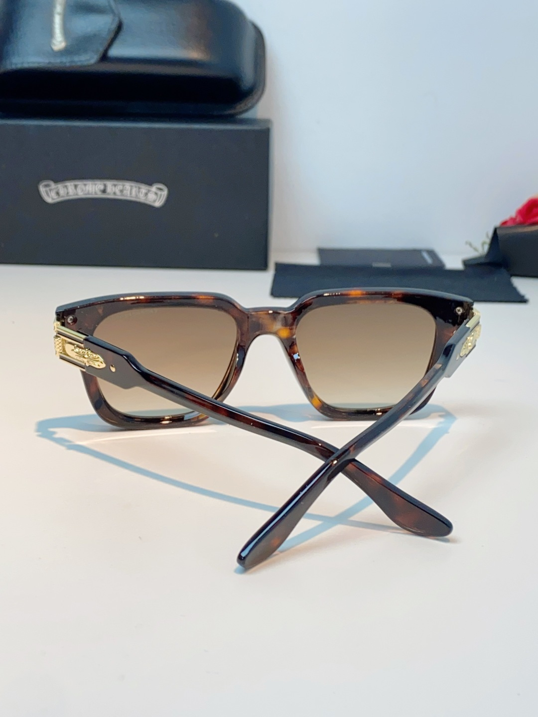 Chrome Hearts 克罗心 复古方框太阳镜，这副克罗心太阳镜，是美式街头奢华美学的标志性单品，也