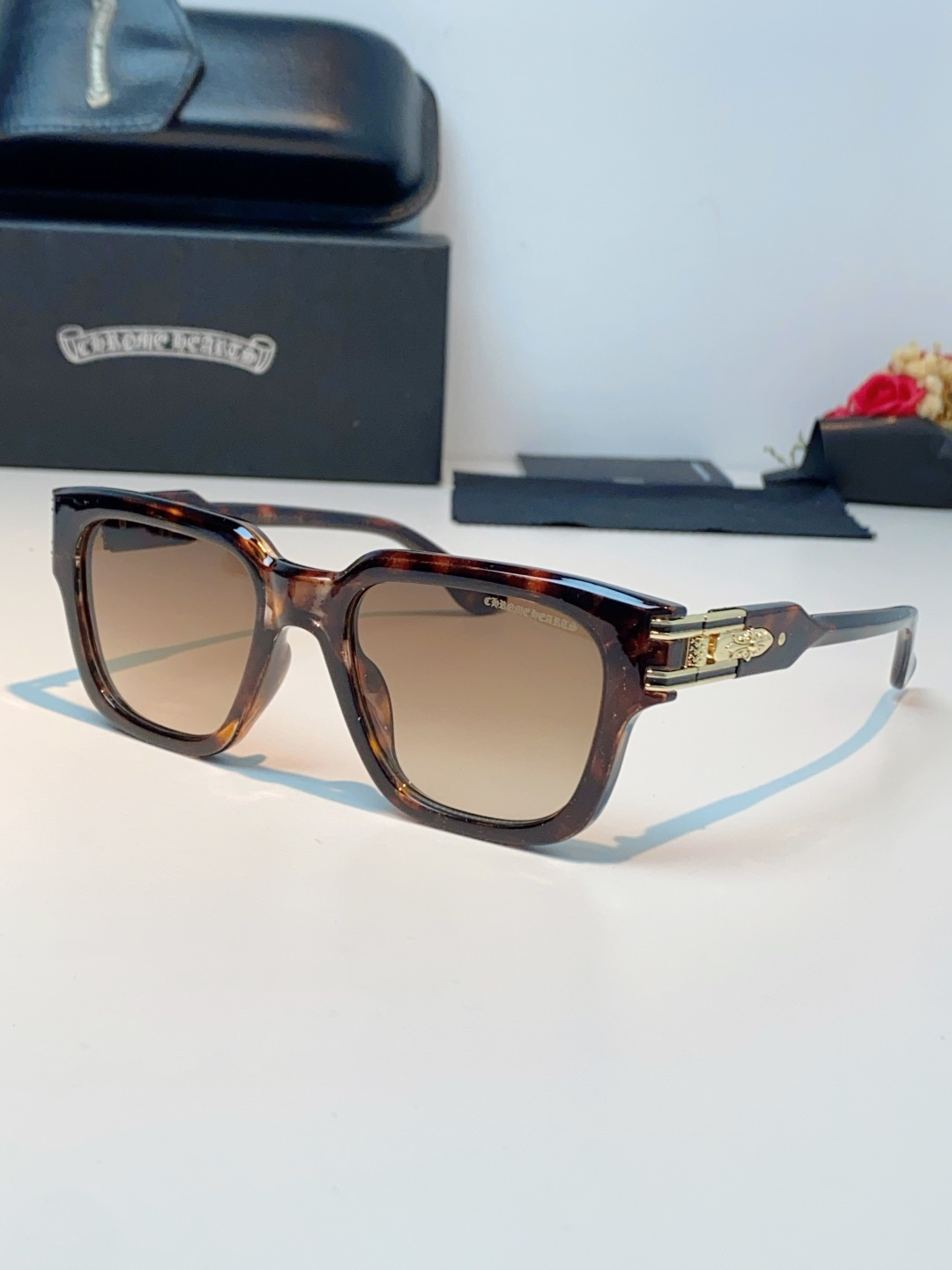 Chrome Hearts 克罗心 复古方框太阳镜，这副克罗心太阳镜，是美式街头奢华美学的标志性单品，也