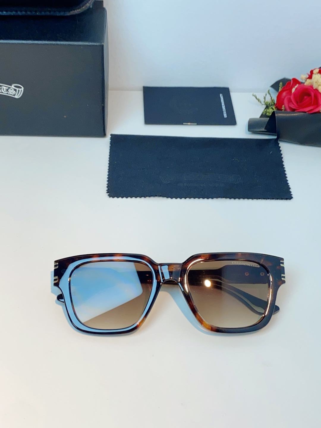 Chrome Hearts 克罗心 复古方框太阳镜，这副克罗心太阳镜，是美式街头奢华美学的标志性单品，也