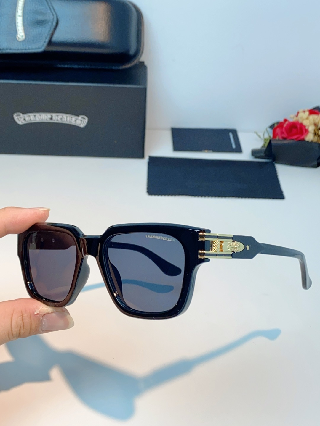 Chrome Hearts 克罗心 复古方框太阳镜，这副克罗心太阳镜，是美式街头奢华美学的标志性单品，也