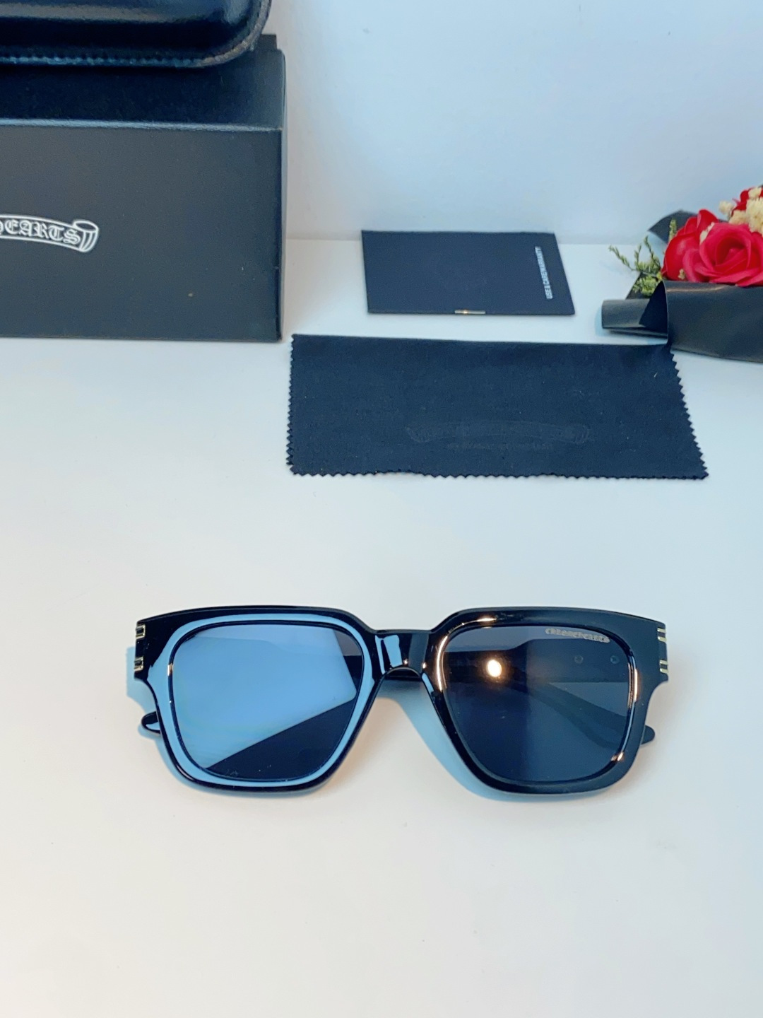 Chrome Hearts 克罗心 复古方框太阳镜，这副克罗心太阳镜，是美式街头奢华美学的标志性单品，也