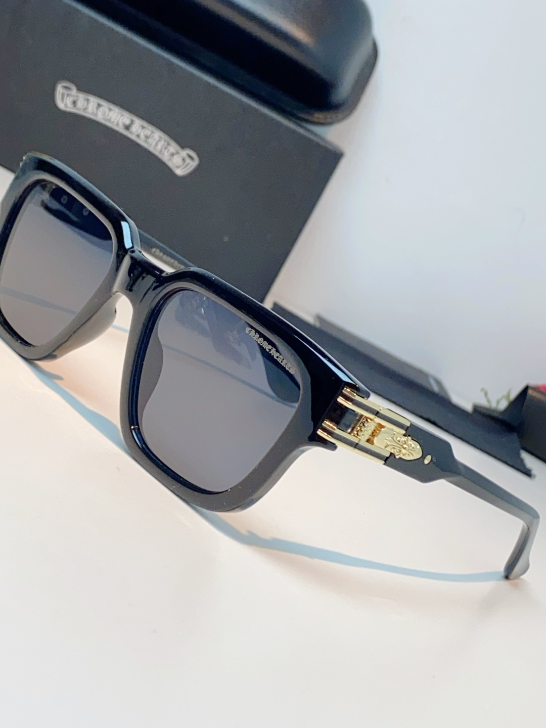 Chrome Hearts 克罗心 复古方框太阳镜，这副克罗心太阳镜，是美式街头奢华美学的标志性单品，也
