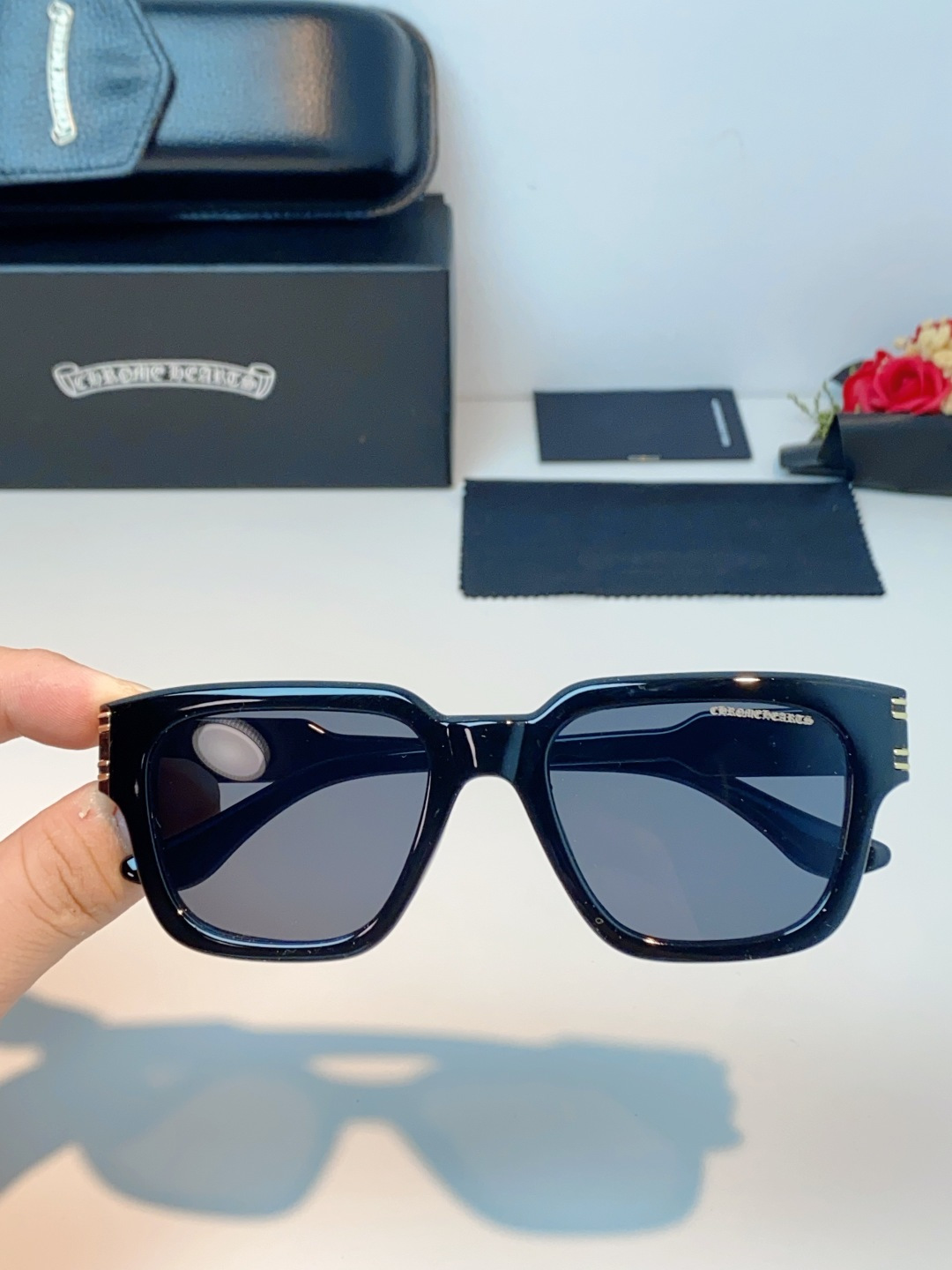 Chrome Hearts 克罗心 复古方框太阳镜，这副克罗心太阳镜，是美式街头奢华美学的标志性单品，也