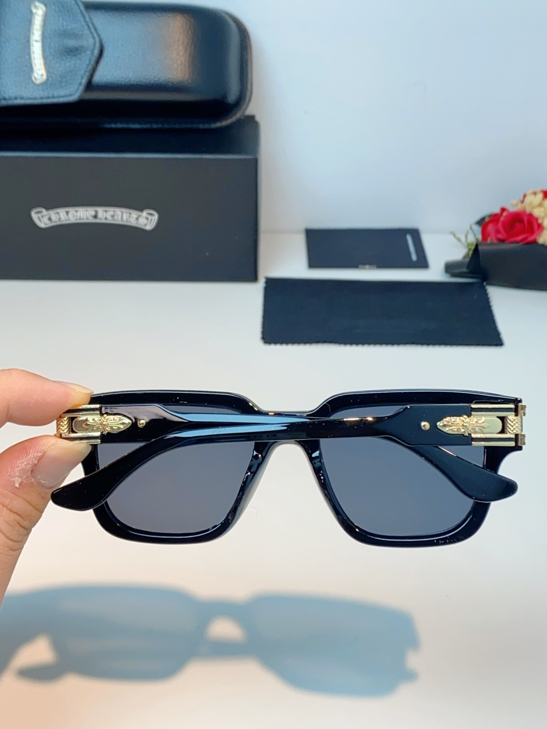 Chrome Hearts 克罗心 复古方框太阳镜，这副克罗心太阳镜，是美式街头奢华美学的标志性单品，也