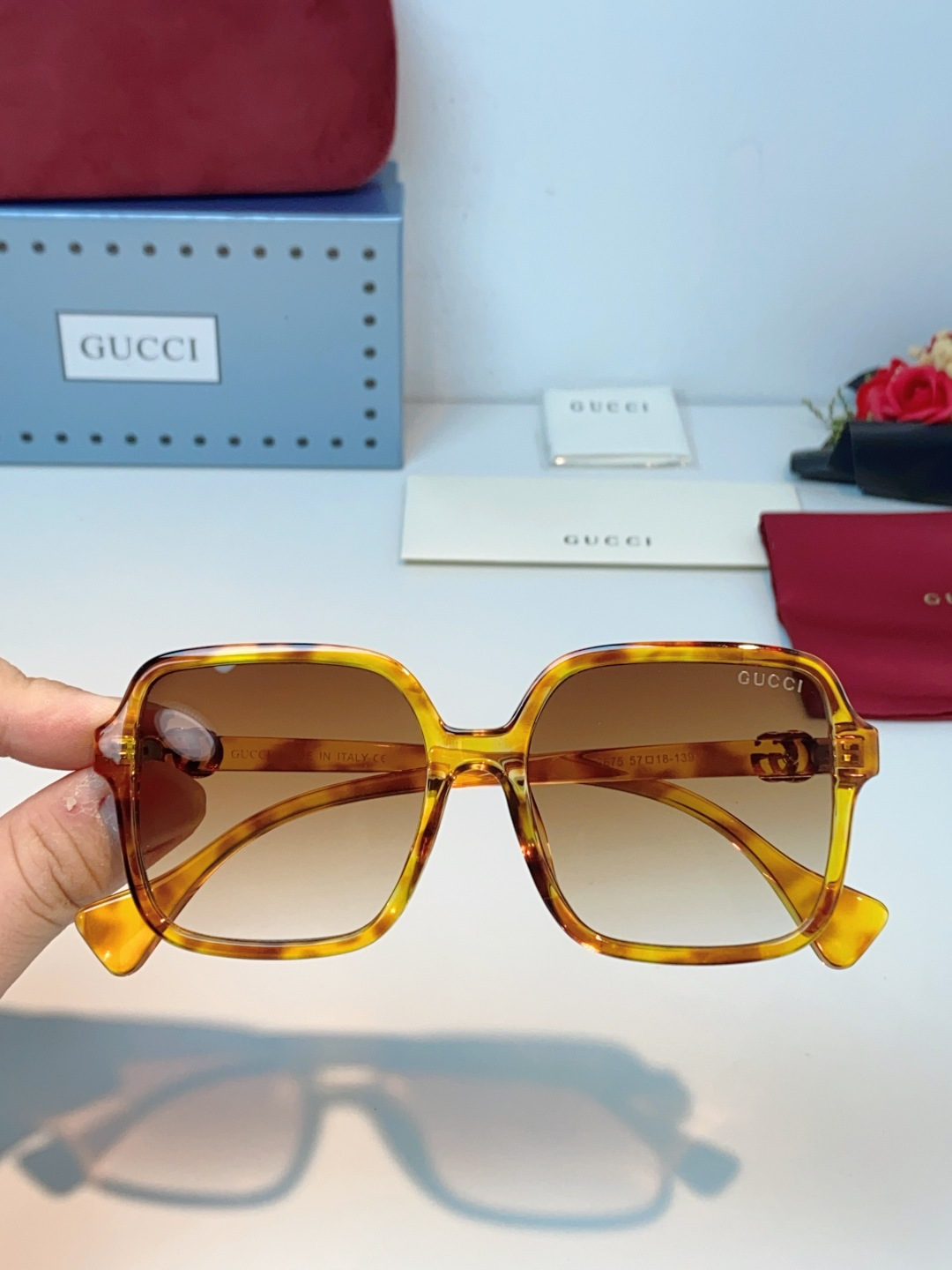 Gucci古奇 2026新款方形太阳镜，品牌标志性的复古与现代美学的完美融合。利落的大框方形廓形，自带“