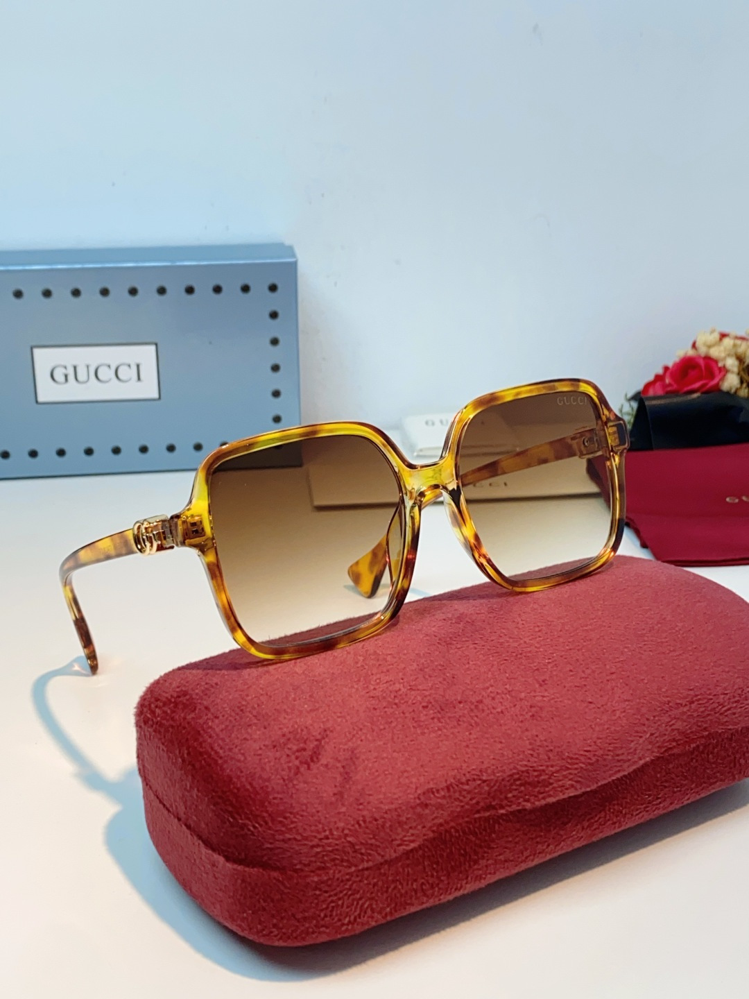 Gucci古奇 2026新款方形太阳镜，品牌标志性的复古与现代美学的完美融合。利落的大框方形廓形，自带“