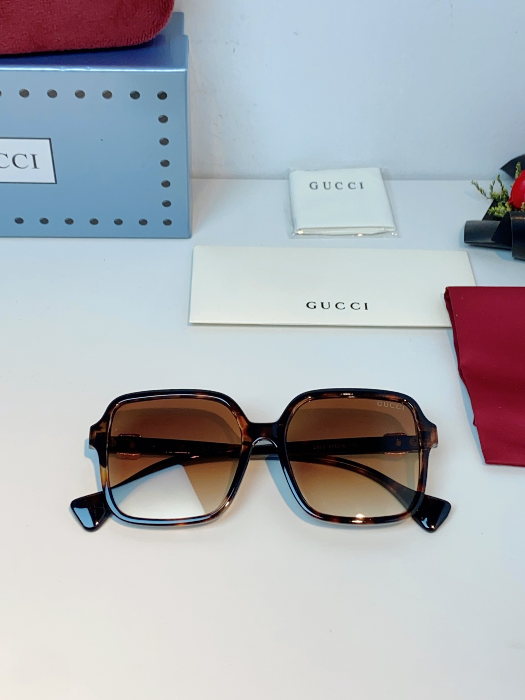 Gucci古奇 2026新款方形太阳镜，品牌标志性的复古与现代美学的完美融合。利落的大框方形廓形，自带“
