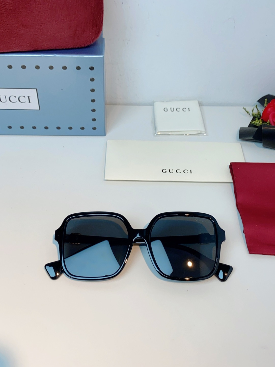Gucci古奇 2026新款方形太阳镜，品牌标志性的复古与现代美学的完美融合。利落的大框方形廓形，自带“