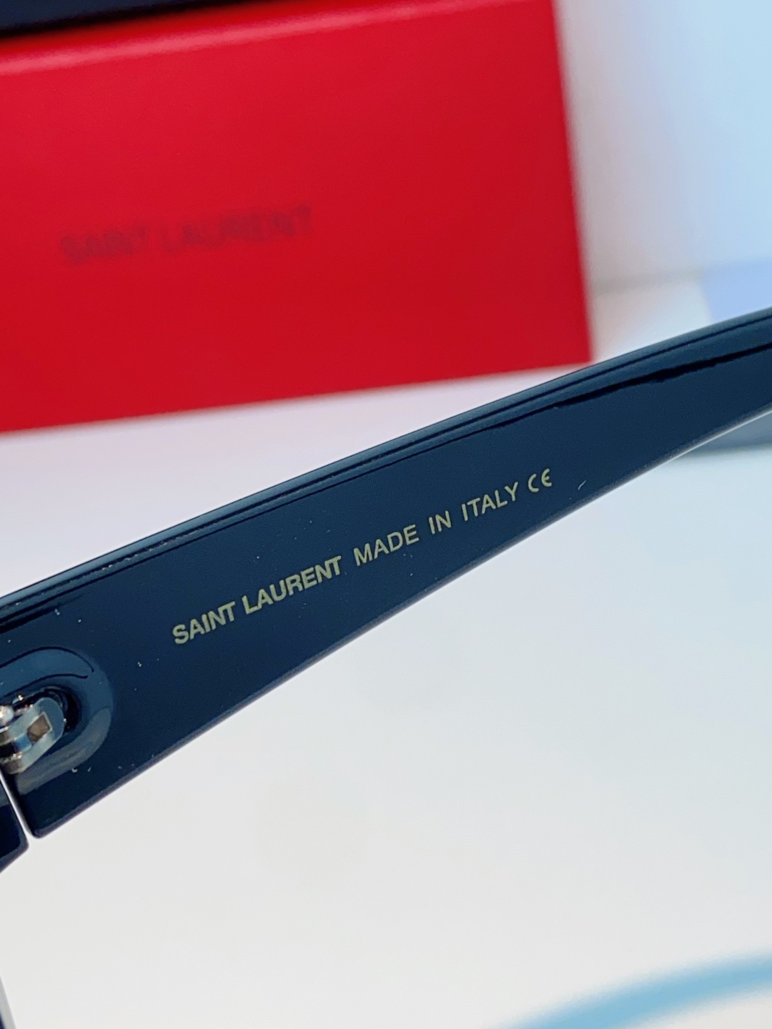Saint Laurennt圣罗兰 经典猫眼椭圆太阳镜 这副YSL太阳镜，是把复古Y2K与法式酷感拿捏得