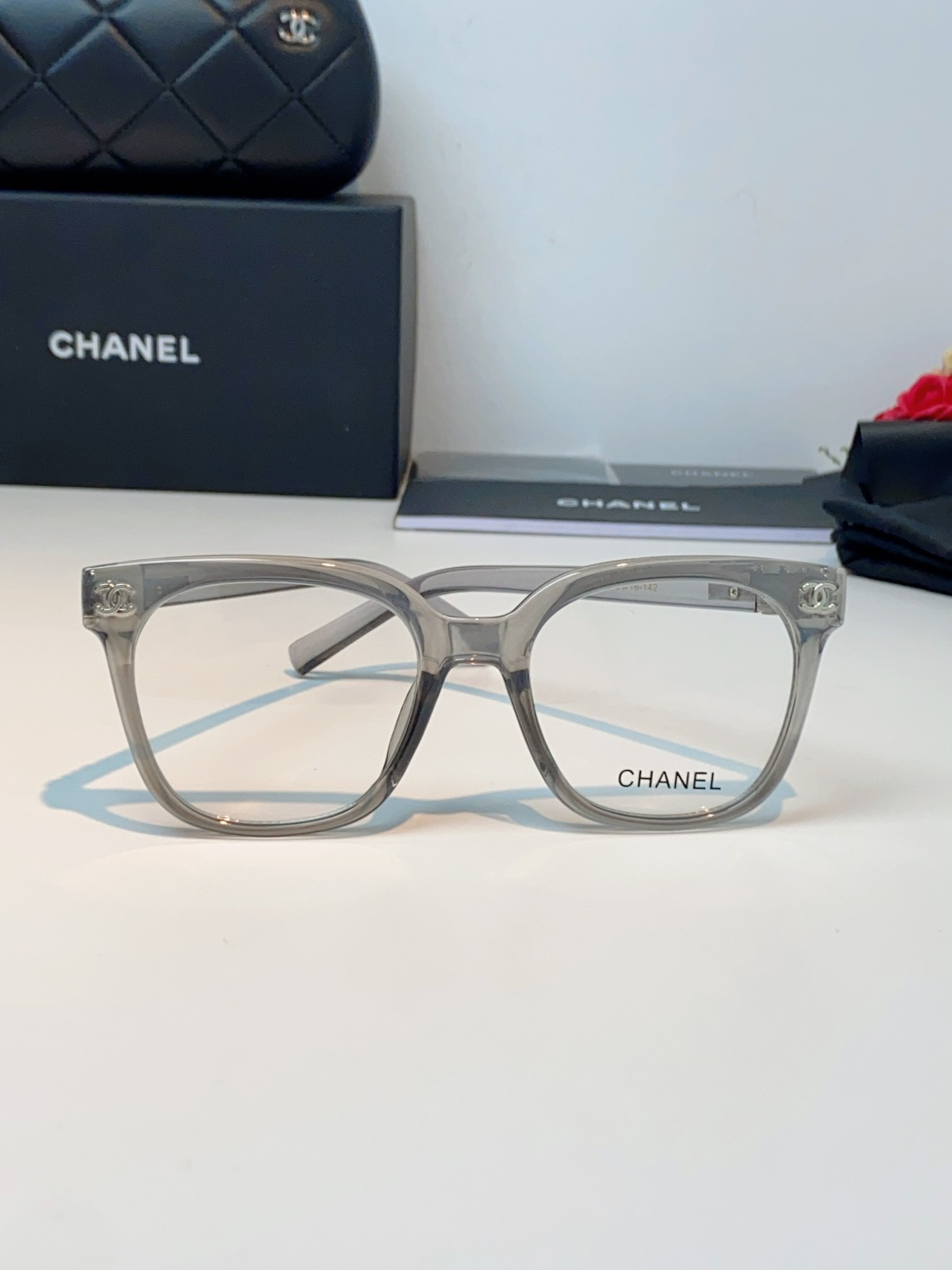 Chanel香奈儿 2026新款经典墨镜，是日常用和搭配都很合适的百搭款，镜腿上有香奈儿标志性的双C金属