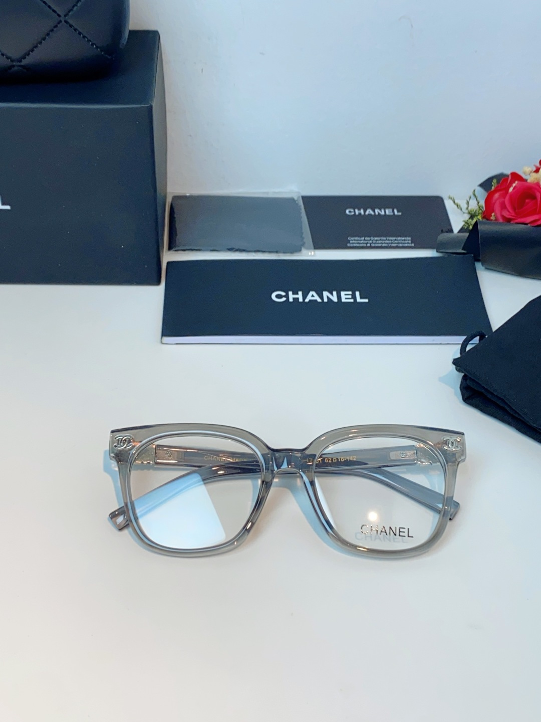 Chanel香奈儿 2026新款经典墨镜，是日常用和搭配都很合适的百搭款，镜腿上有香奈儿标志性的双C金属