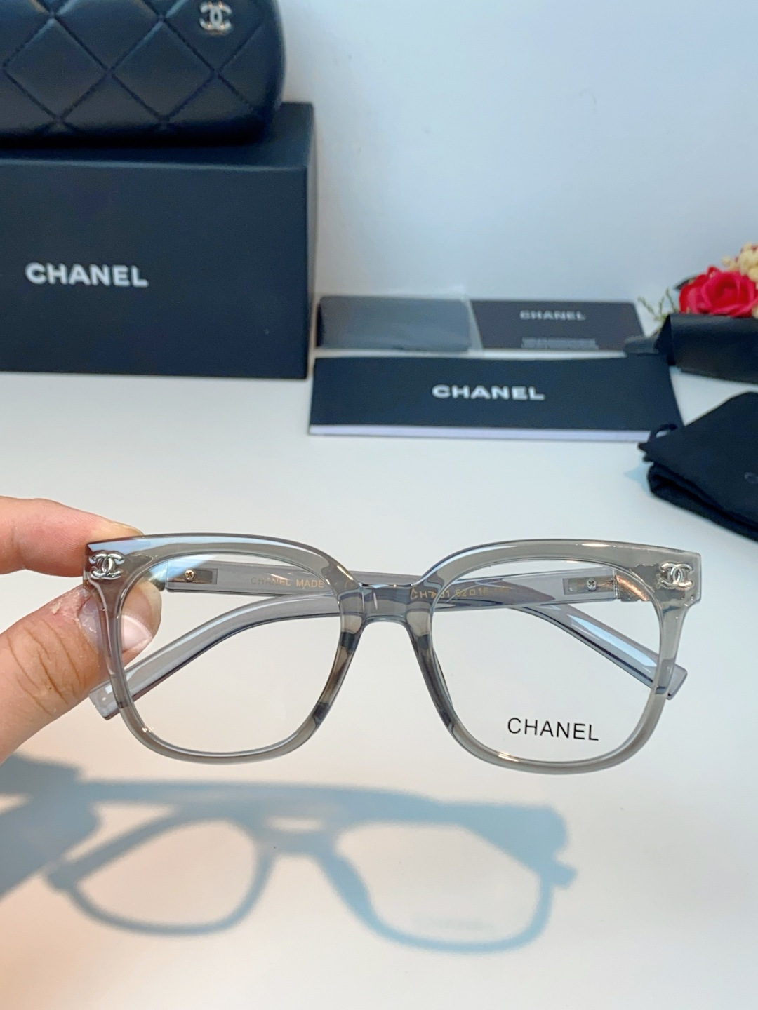 Chanel香奈儿 2026新款经典墨镜，是日常用和搭配都很合适的百搭款，镜腿上有香奈儿标志性的双C金属