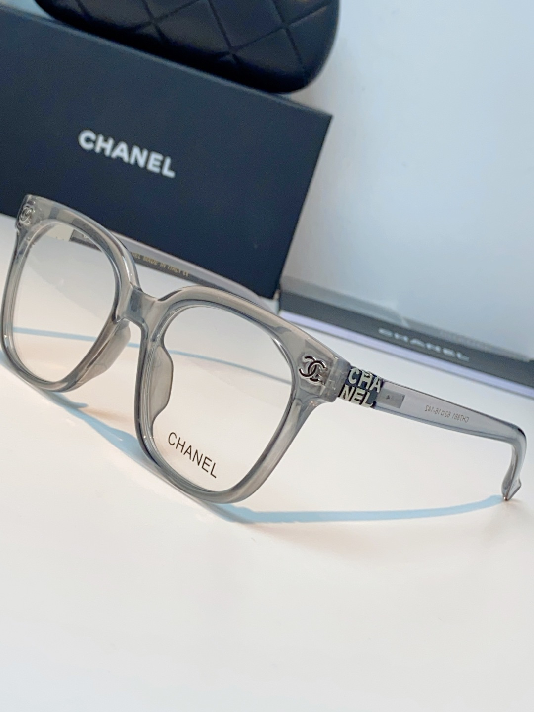Chanel香奈儿 2026新款经典墨镜，是日常用和搭配都很合适的百搭款，镜腿上有香奈儿标志性的双C金属
