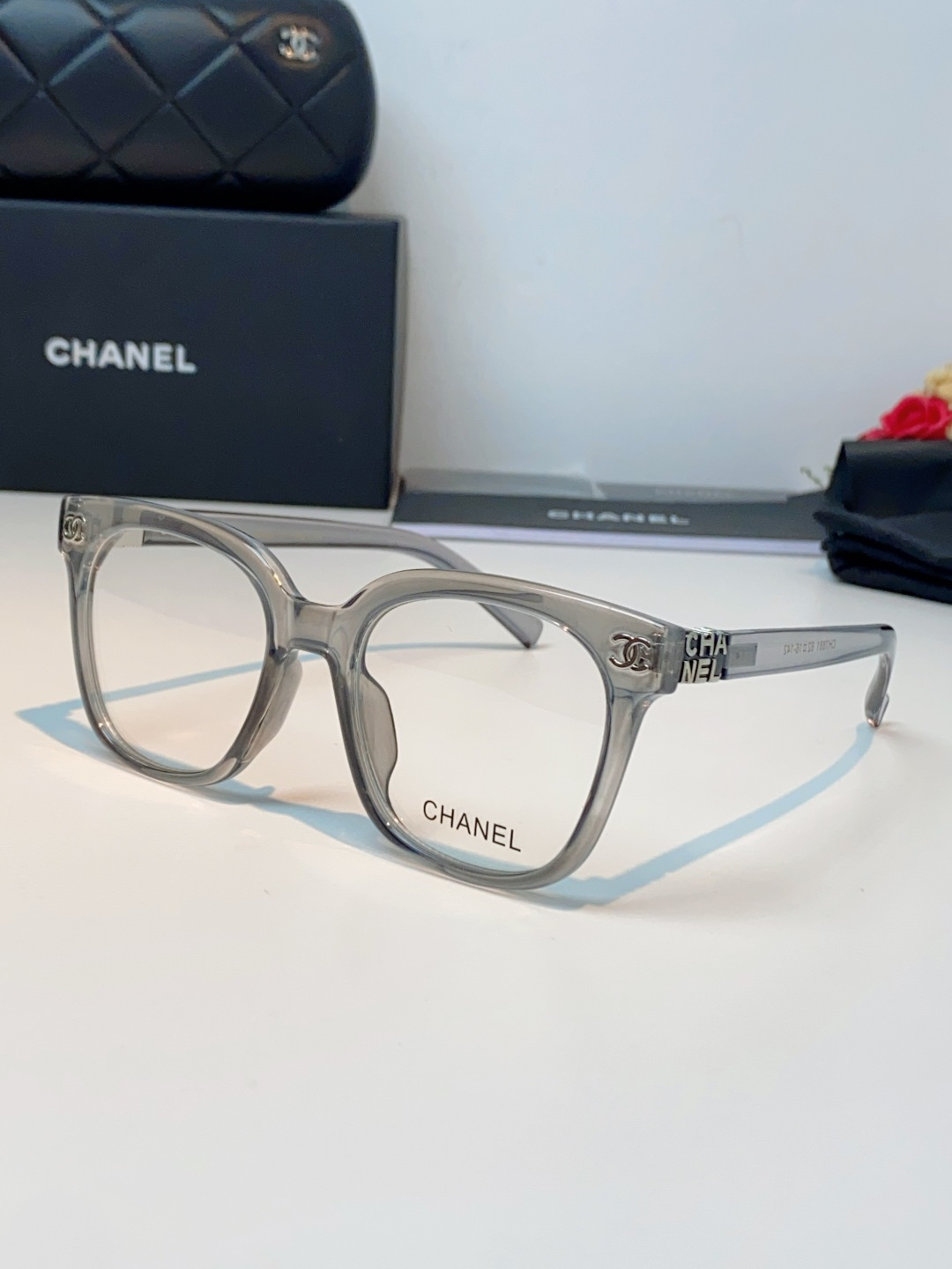 Chanel香奈儿 2026新款经典墨镜，是日常用和搭配都很合适的百搭款，镜腿上有香奈儿标志性的双C金属