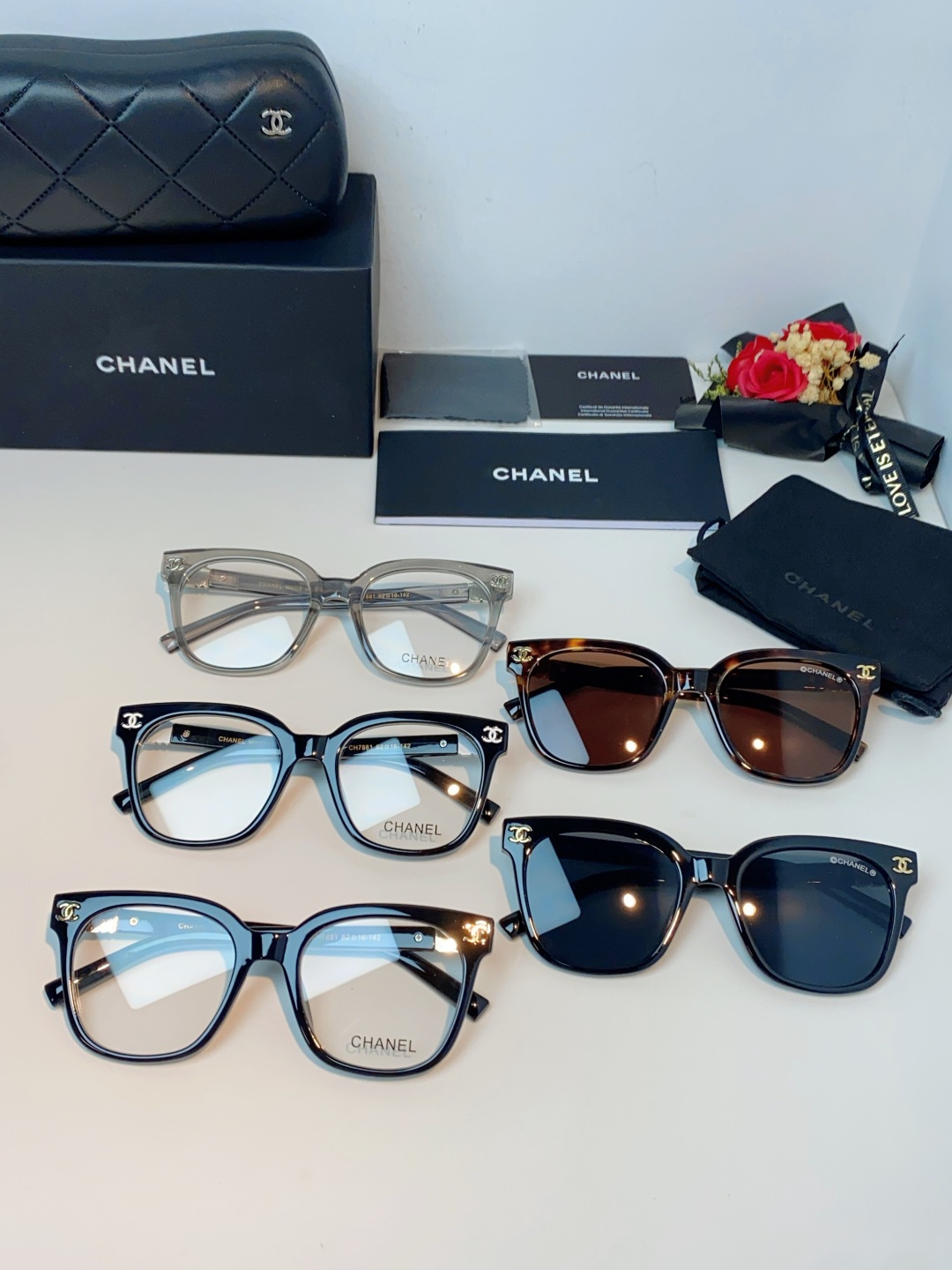 Chanel香奈儿 2026新款经典墨镜，是日常用和搭配都很合适的百搭款，镜腿上有香奈儿标志性的双C金属