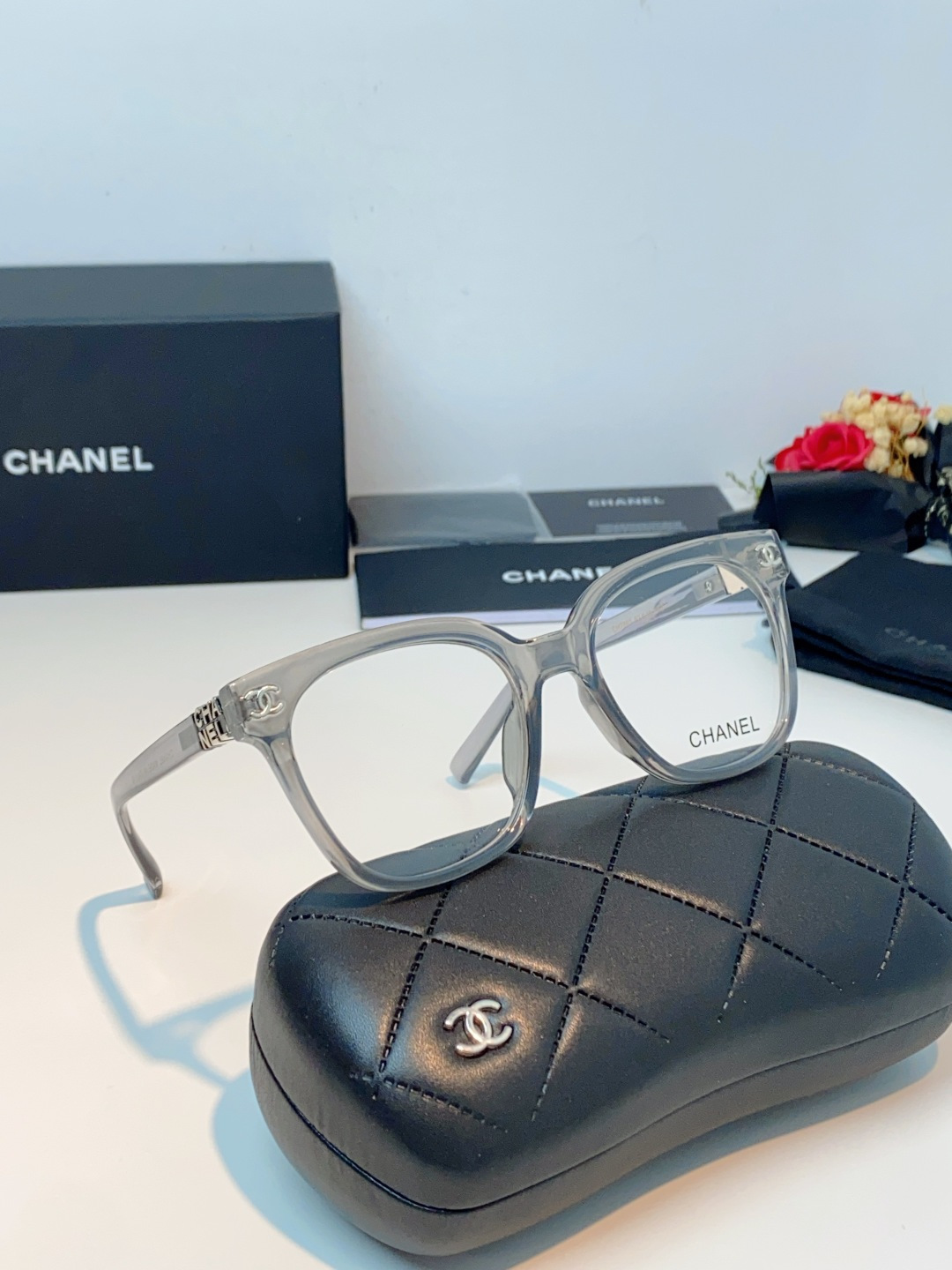 Chanel香奈儿 2026新款经典墨镜，是日常用和搭配都很合适的百搭款，镜腿上有香奈儿标志性的双C金属