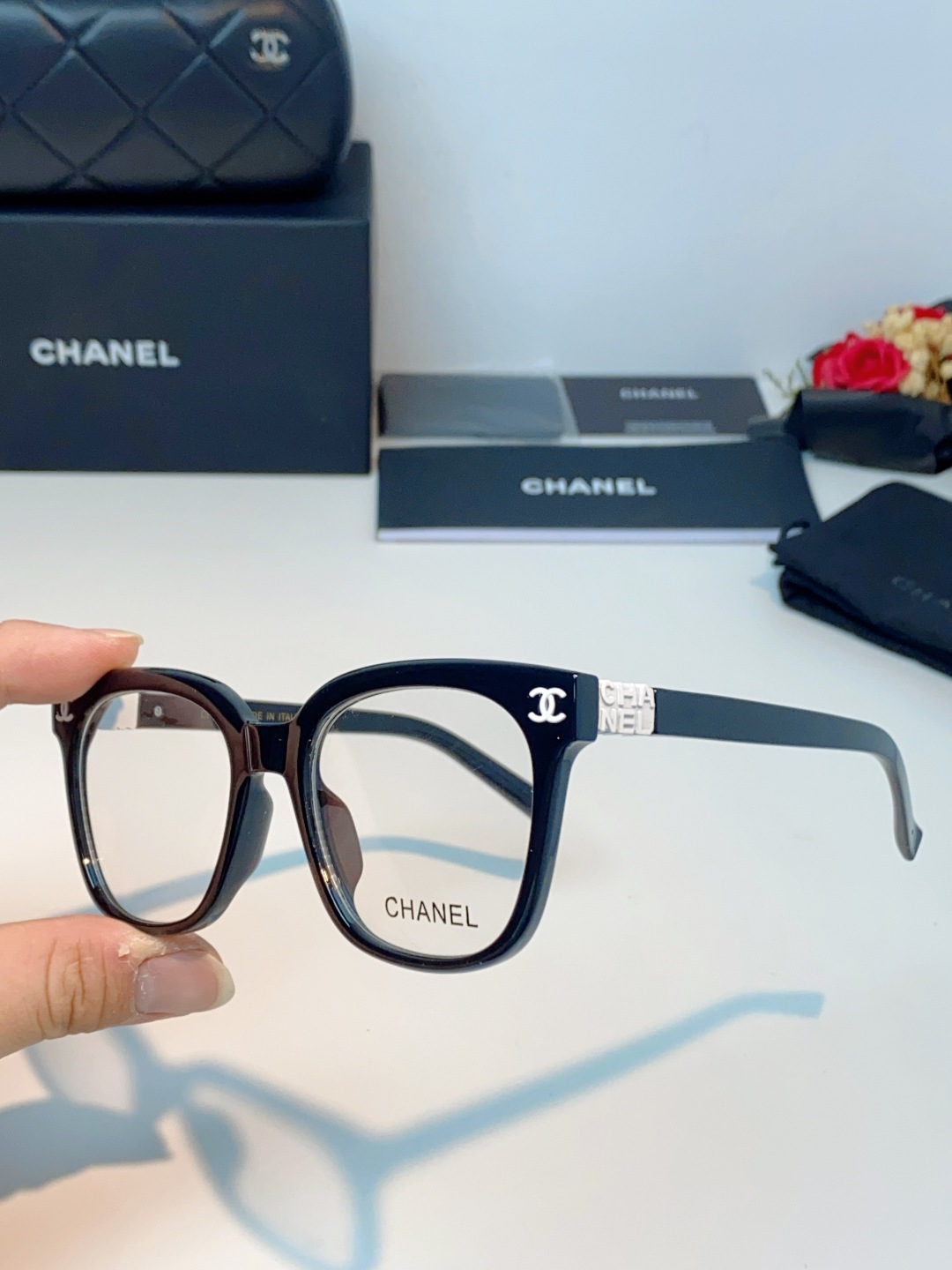 Chanel香奈儿 2026新款经典墨镜，是日常用和搭配都很合适的百搭款，镜腿上有香奈儿标志性的双C金属