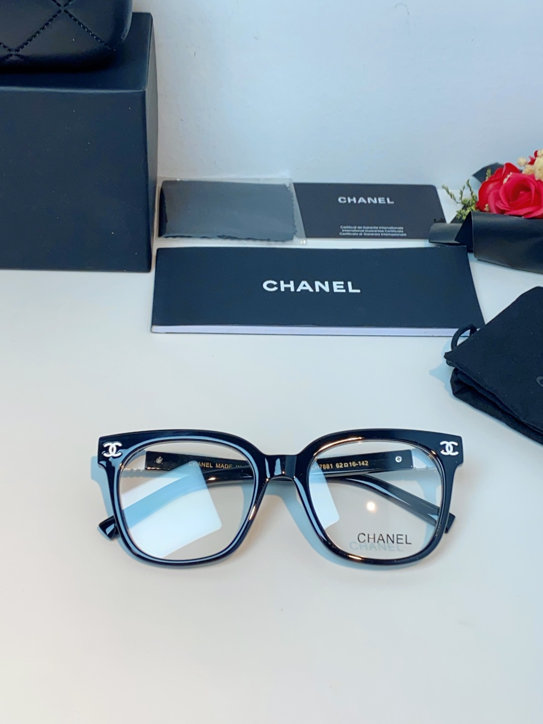 Chanel香奈儿 2026新款经典墨镜，是日常用和搭配都很合适的百搭款，镜腿上有香奈儿标志性的双C金属