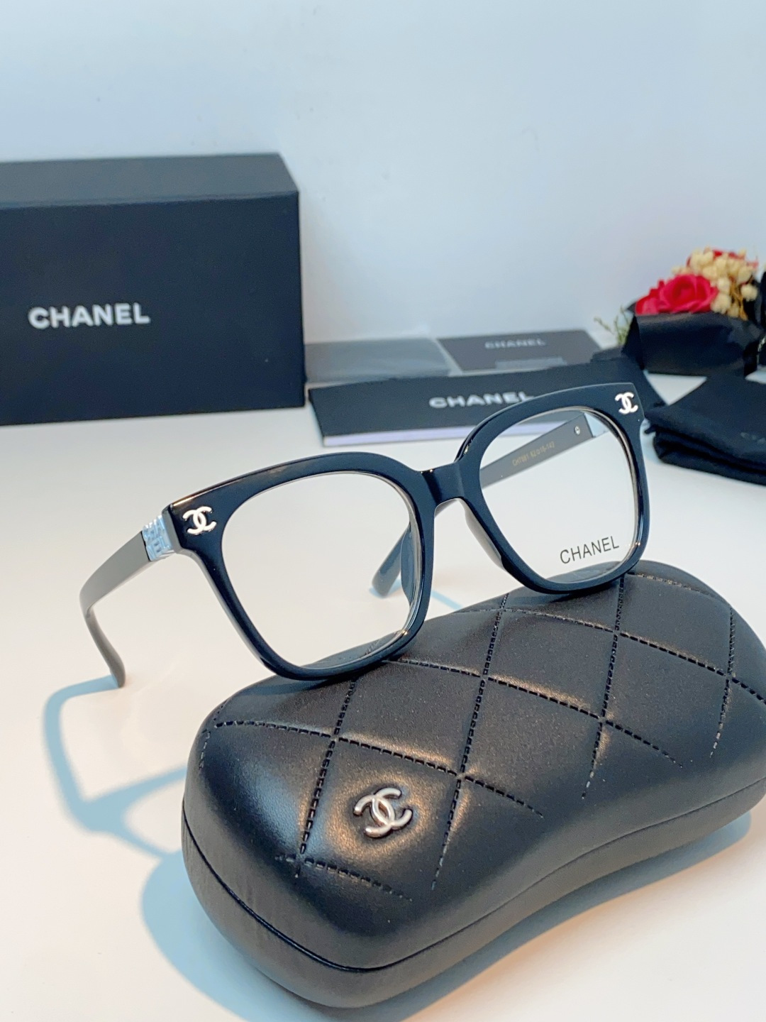 Chanel香奈儿 2026新款经典墨镜，是日常用和搭配都很合适的百搭款，镜腿上有香奈儿标志性的双C金属