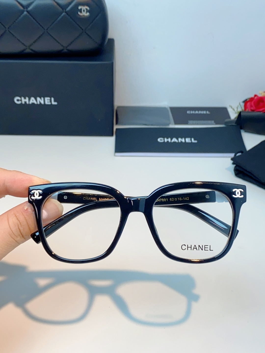 Chanel香奈儿 2026新款经典墨镜，是日常用和搭配都很合适的百搭款，镜腿上有香奈儿标志性的双C金属
