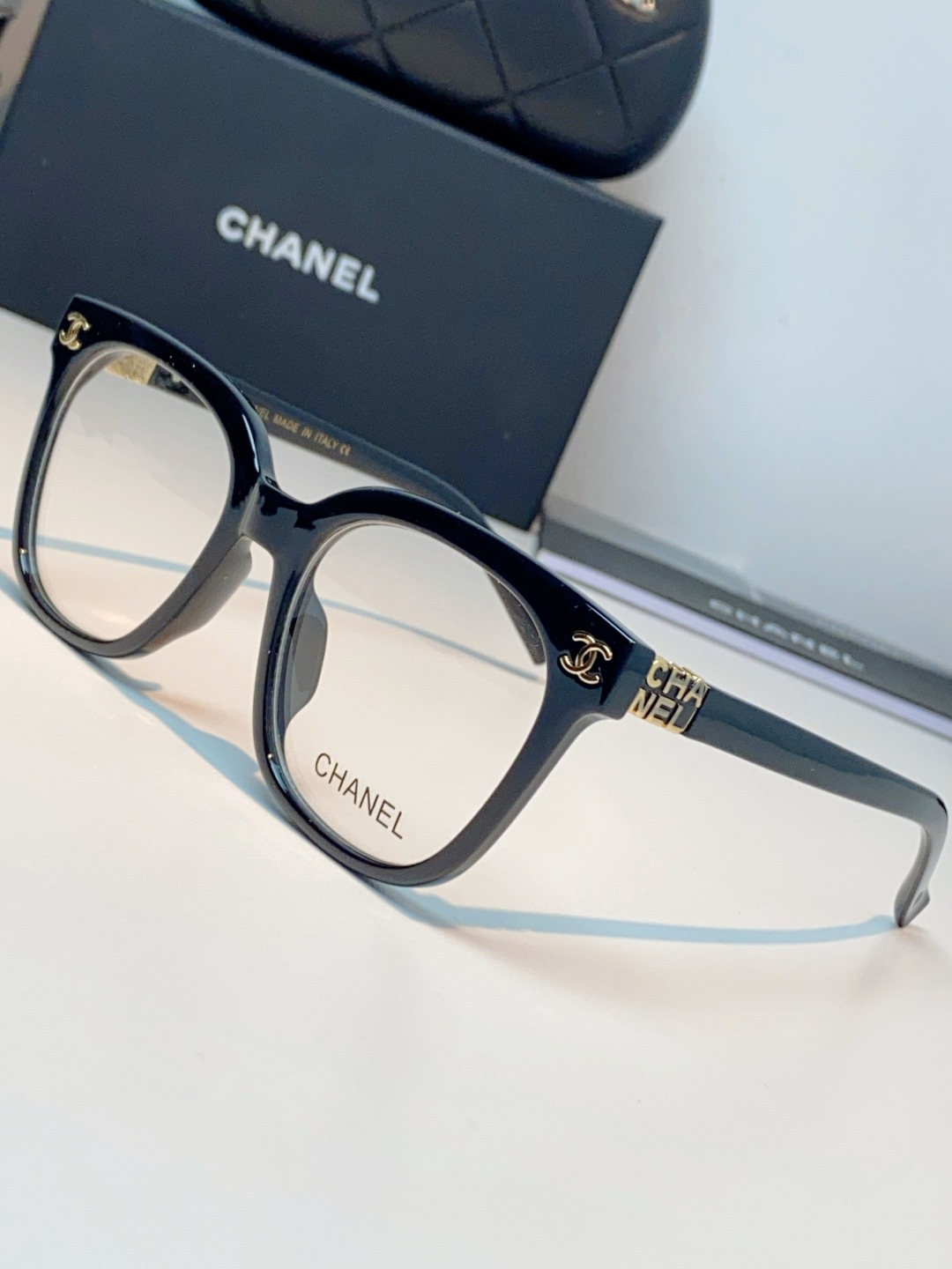 Chanel香奈儿 2026新款经典墨镜，是日常用和搭配都很合适的百搭款，镜腿上有香奈儿标志性的双C金属