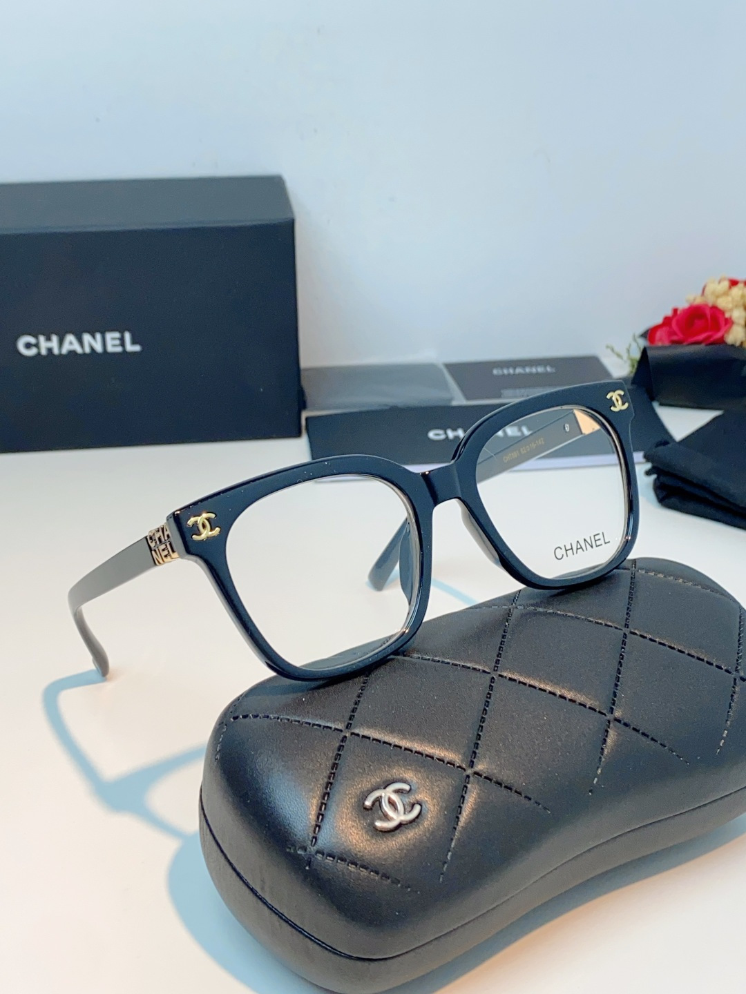 Chanel香奈儿 2026新款经典墨镜，是日常用和搭配都很合适的百搭款，镜腿上有香奈儿标志性的双C金属