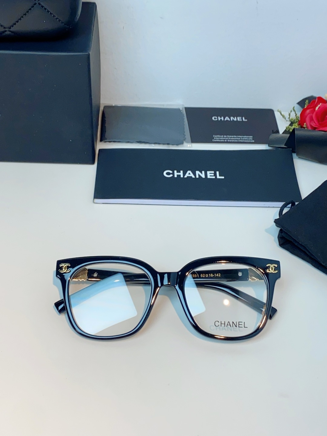 Chanel香奈儿 2026新款经典墨镜，是日常用和搭配都很合适的百搭款，镜腿上有香奈儿标志性的双C金属