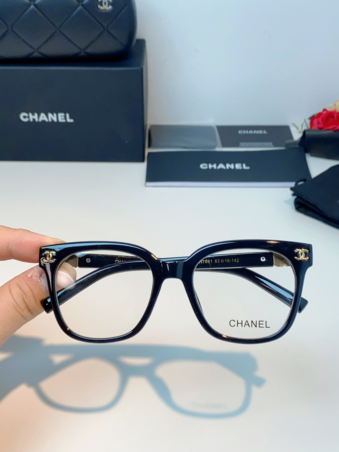 Chanel香奈儿 2026新款经典墨镜，是日常用和搭配都很合适的百搭款，镜腿上有香奈儿标志性的双C金属