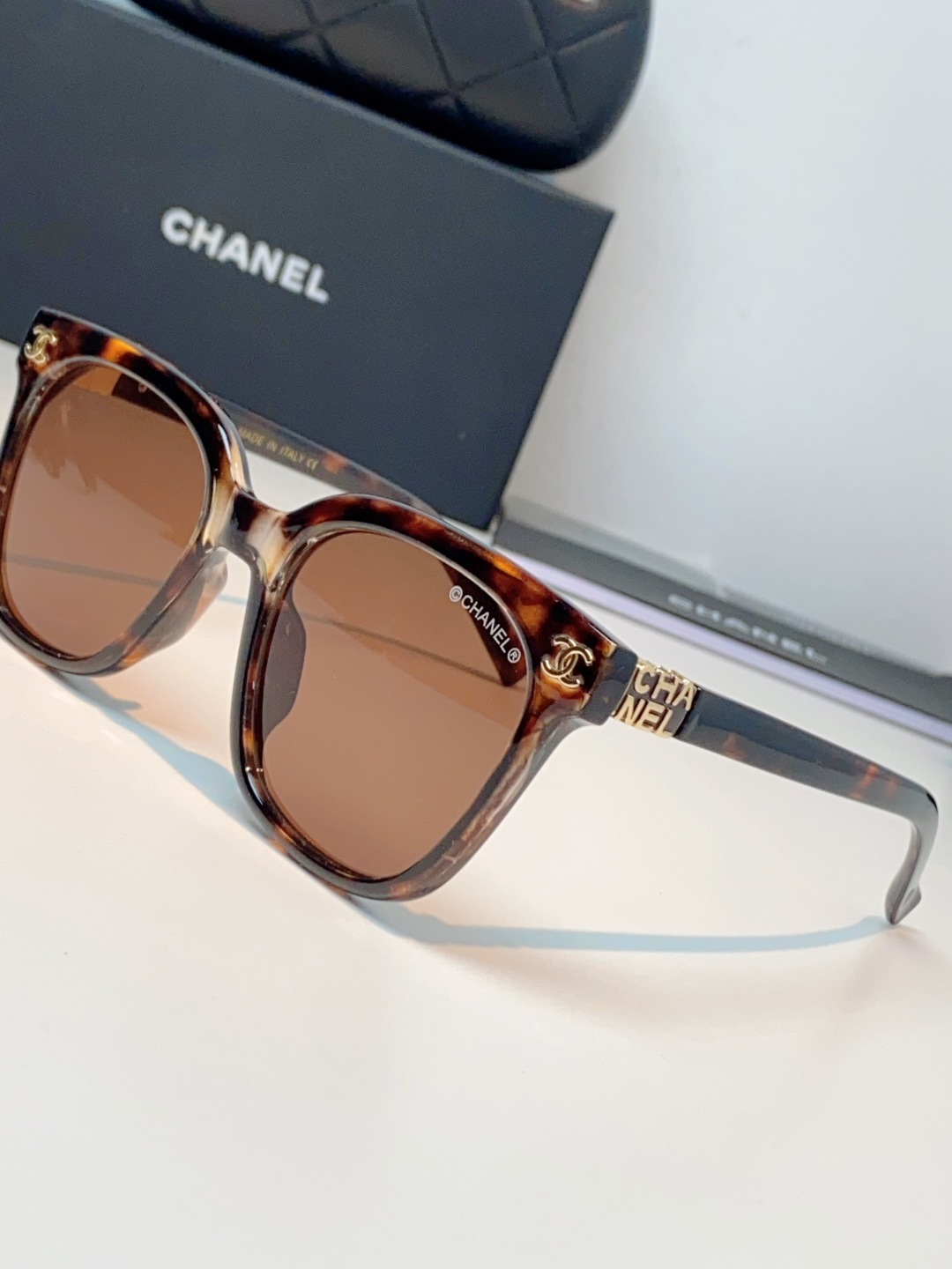 Chanel香奈儿 2026新款经典墨镜，是日常用和搭配都很合适的百搭款，镜腿上有香奈儿标志性的双C金属