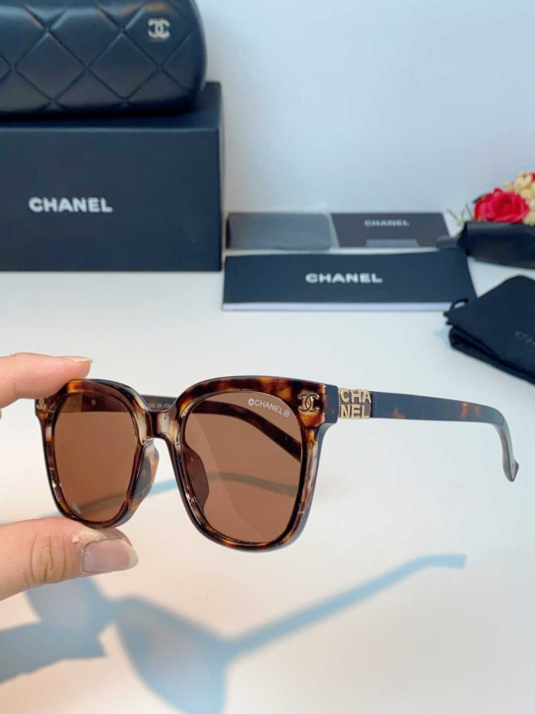 Chanel香奈儿 2026新款经典墨镜，是日常用和搭配都很合适的百搭款，镜腿上有香奈儿标志性的双C金属
