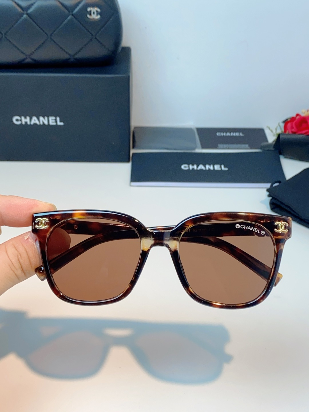 Chanel香奈儿 2026新款经典墨镜，是日常用和搭配都很合适的百搭款，镜腿上有香奈儿标志性的双C金属