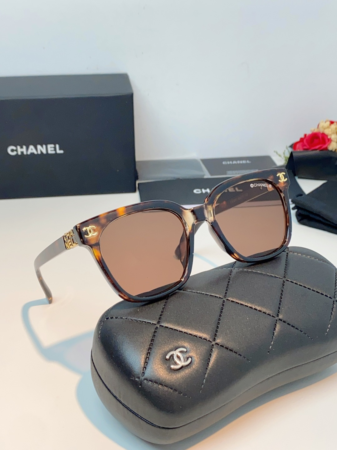 Chanel香奈儿 2026新款经典墨镜，是日常用和搭配都很合适的百搭款，镜腿上有香奈儿标志性的双C金属