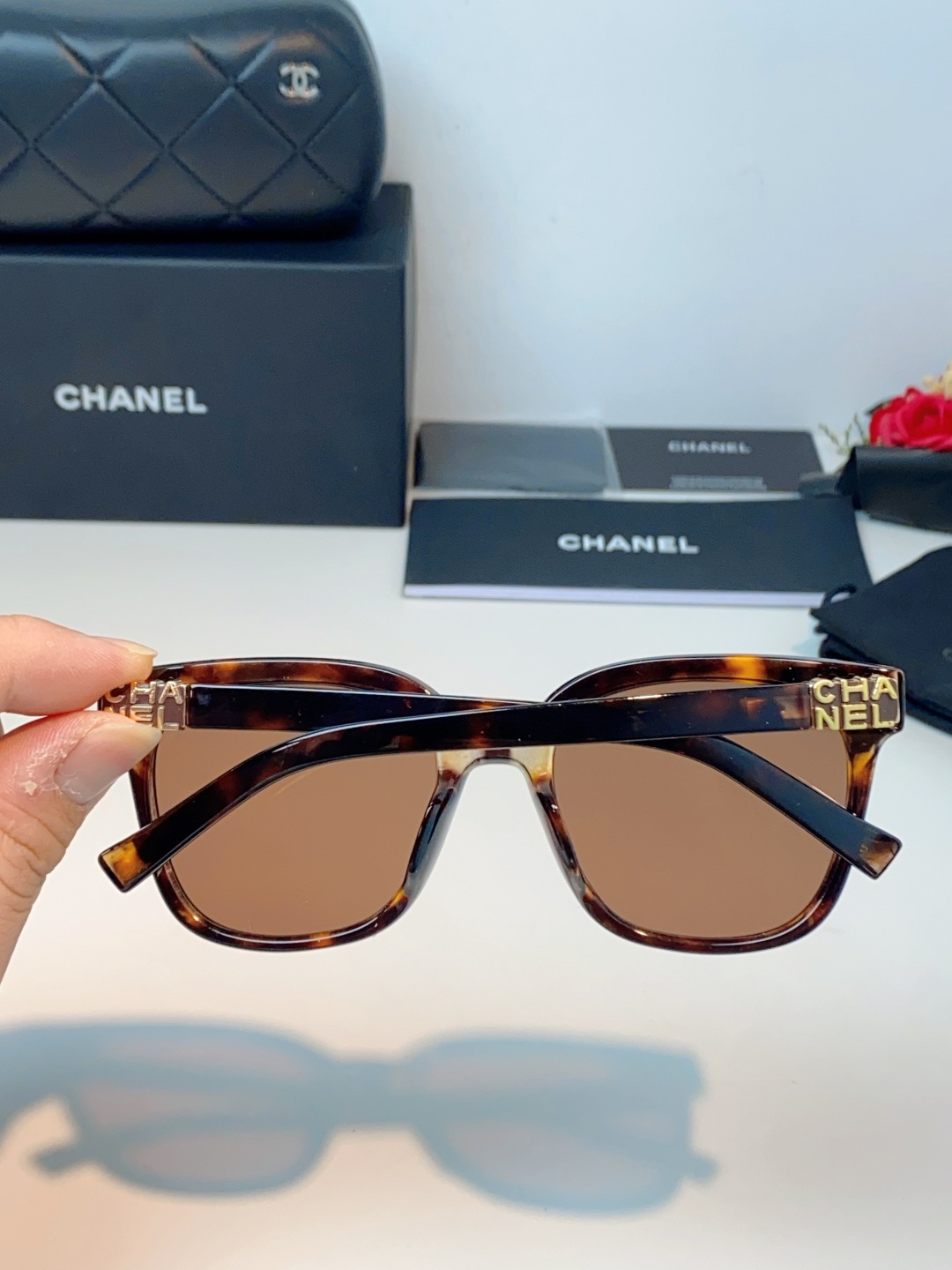 Chanel香奈儿 2026新款经典墨镜，是日常用和搭配都很合适的百搭款，镜腿上有香奈儿标志性的双C金属
