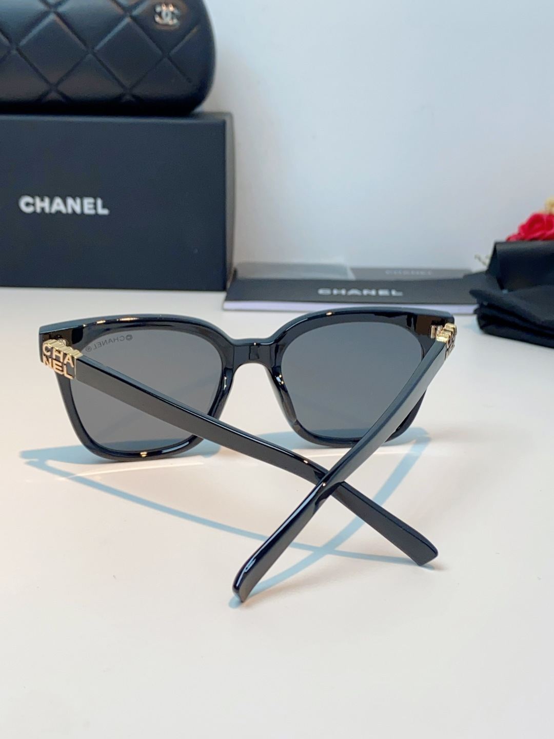 Chanel香奈儿 2026新款经典墨镜，是日常用和搭配都很合适的百搭款，镜腿上有香奈儿标志性的双C金属