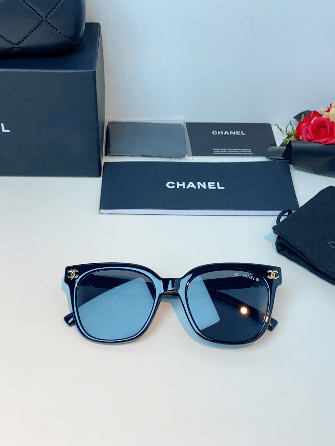 Chanel香奈儿 2026新款经典墨镜，是日常用和搭配都很合适的百搭款，镜腿上有香奈儿标志性的双C金属