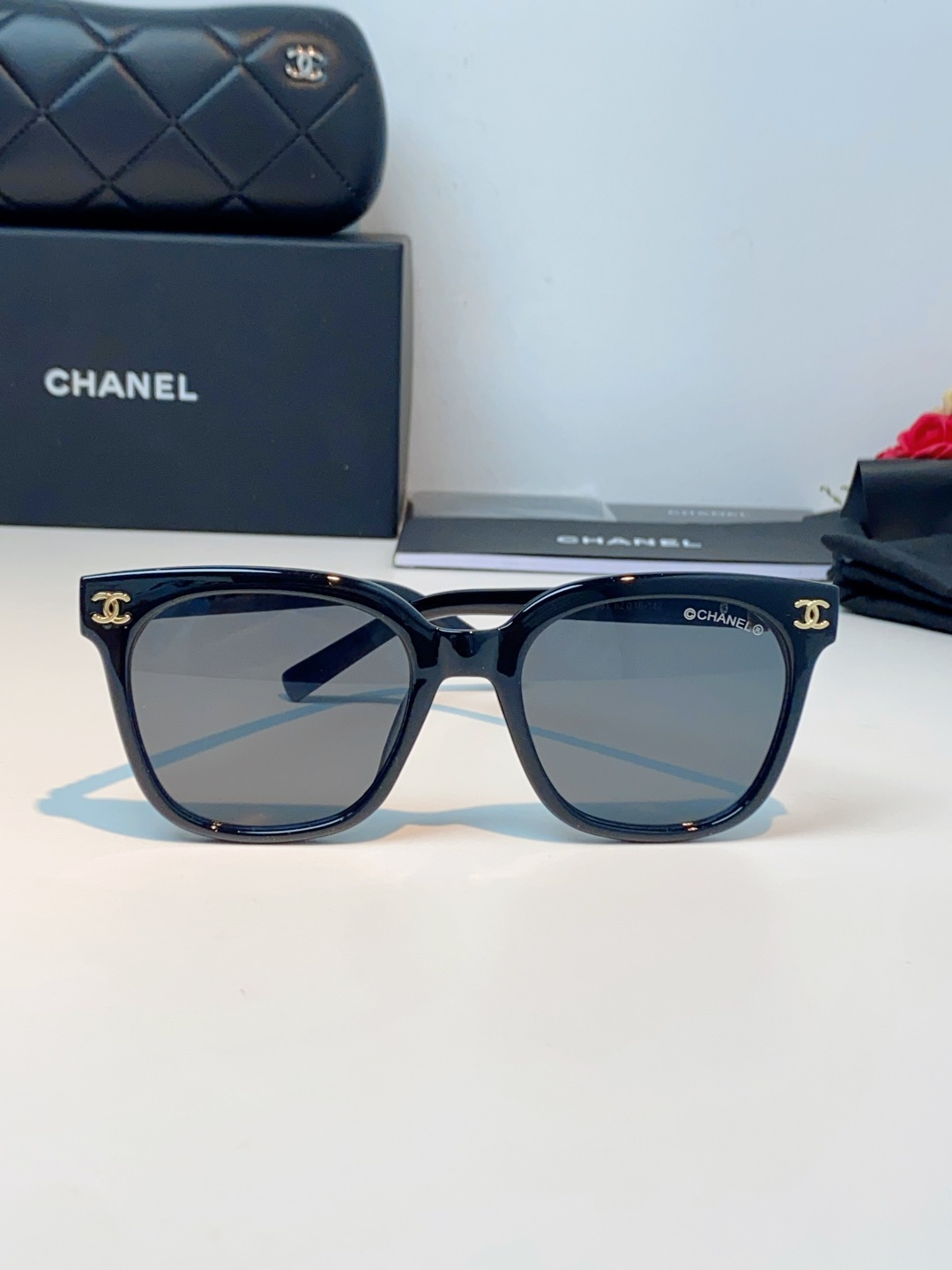 Chanel香奈儿 2026新款经典墨镜，是日常用和搭配都很合适的百搭款，镜腿上有香奈儿标志性的双C金属