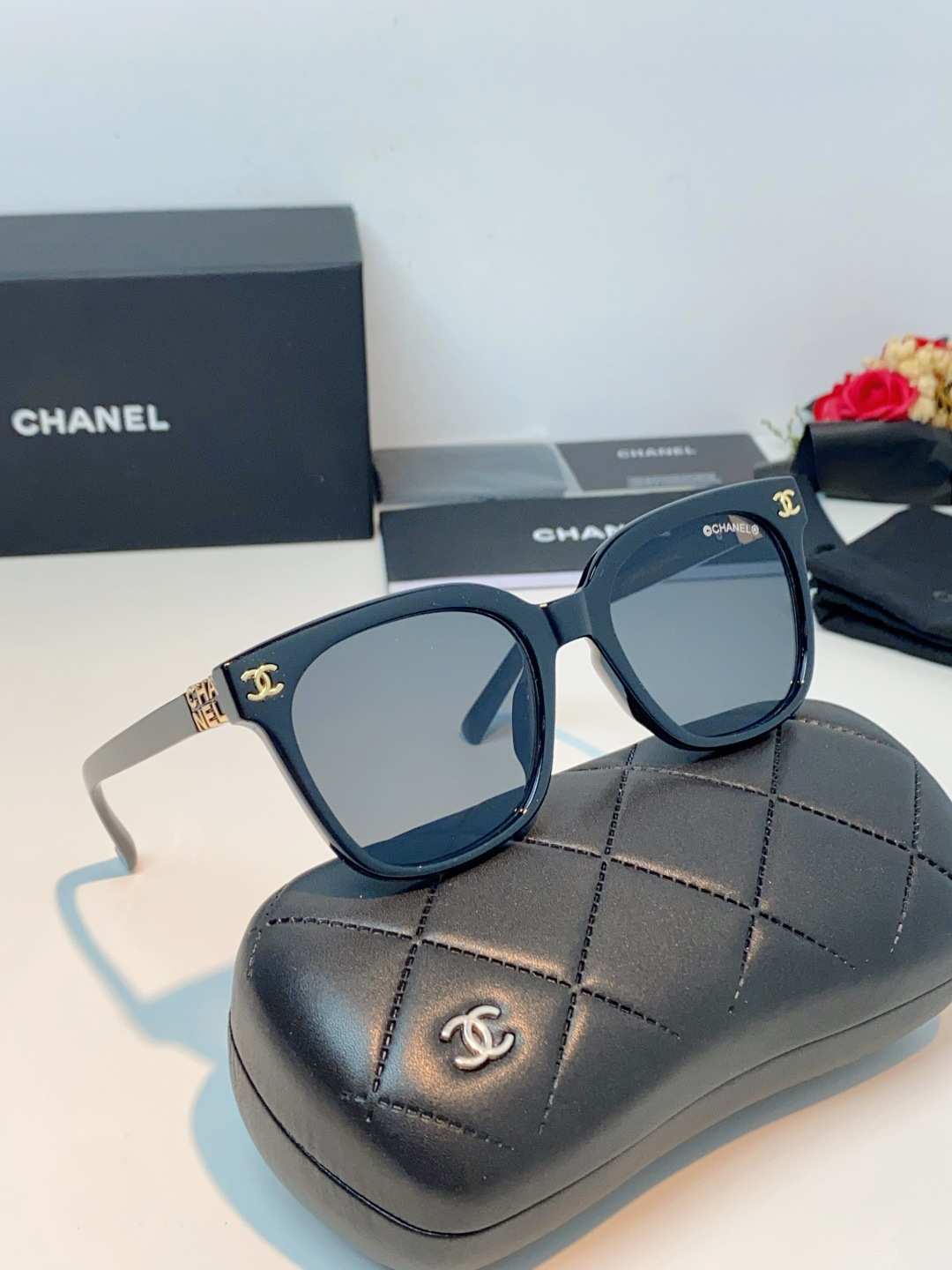Chanel香奈儿 2026新款经典墨镜，是日常用和搭配都很合适的百搭款，镜腿上有香奈儿标志性的双C金属