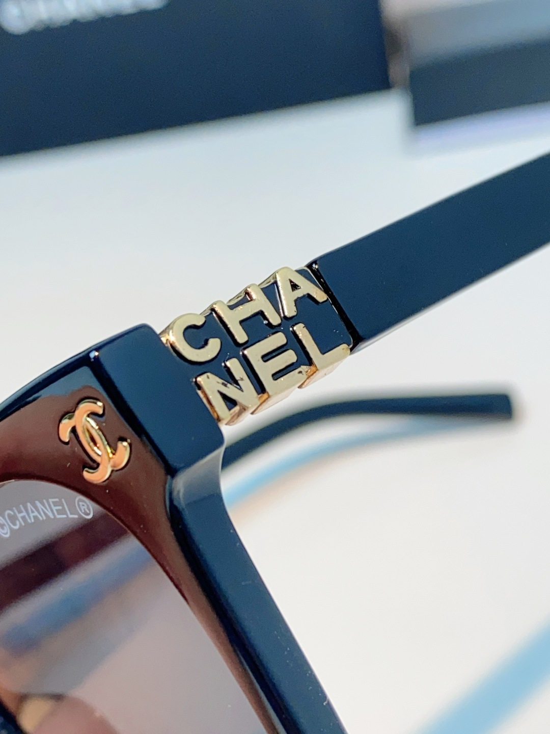 Chanel香奈儿 2026新款经典墨镜，是日常用和搭配都很合适的百搭款，镜腿上有香奈儿标志性的双C金属