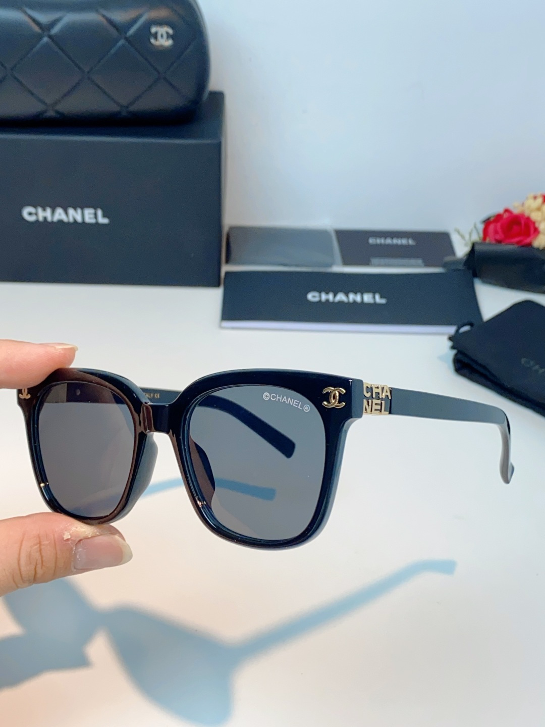 Chanel香奈儿 2026新款经典墨镜，是日常用和搭配都很合适的百搭款，镜腿上有香奈儿标志性的双C金属