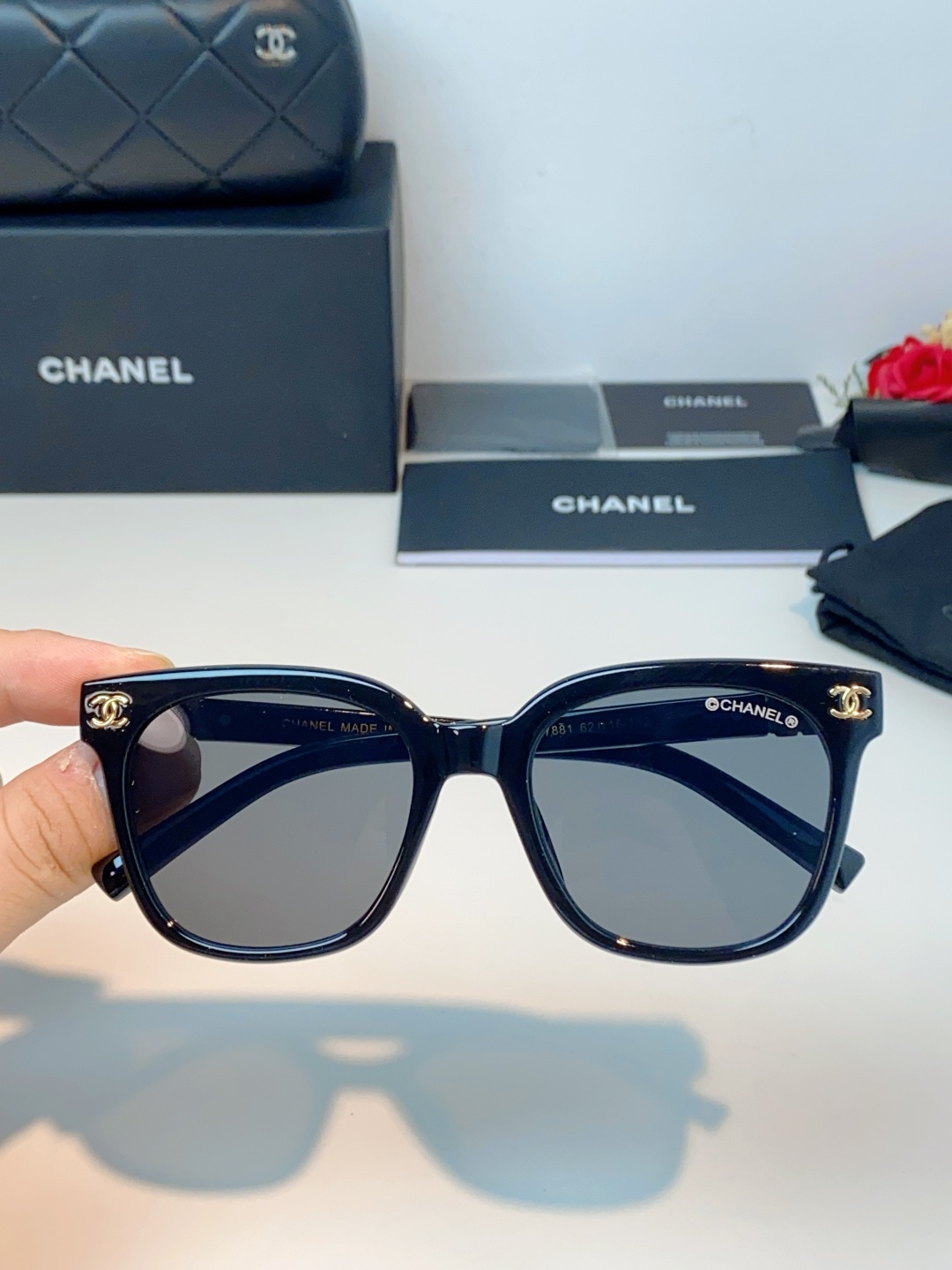 Chanel香奈儿 2026新款经典墨镜，是日常用和搭配都很合适的百搭款，镜腿上有香奈儿标志性的双C金属