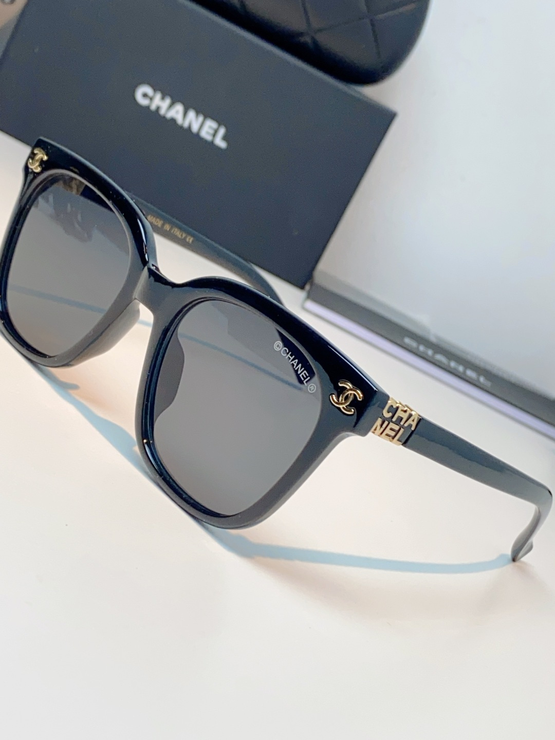 Chanel香奈儿 2026新款经典墨镜，是日常用和搭配都很合适的百搭款，镜腿上有香奈儿标志性的双C金属